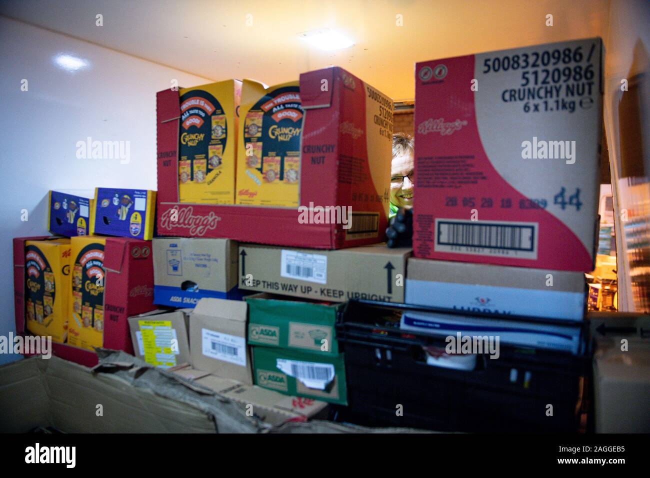 Un bénévole de l'entrepôt FareShare à Birmingham. La plus grande redistribution alimentaire la Grande-Bretagne la charité sont l'expérience de leur période d'activité ce Noël avec 25 entrepôts desservant 11 000 organismes de bienfaisance et groupes communautaires de partout au pays. Banque D'Images