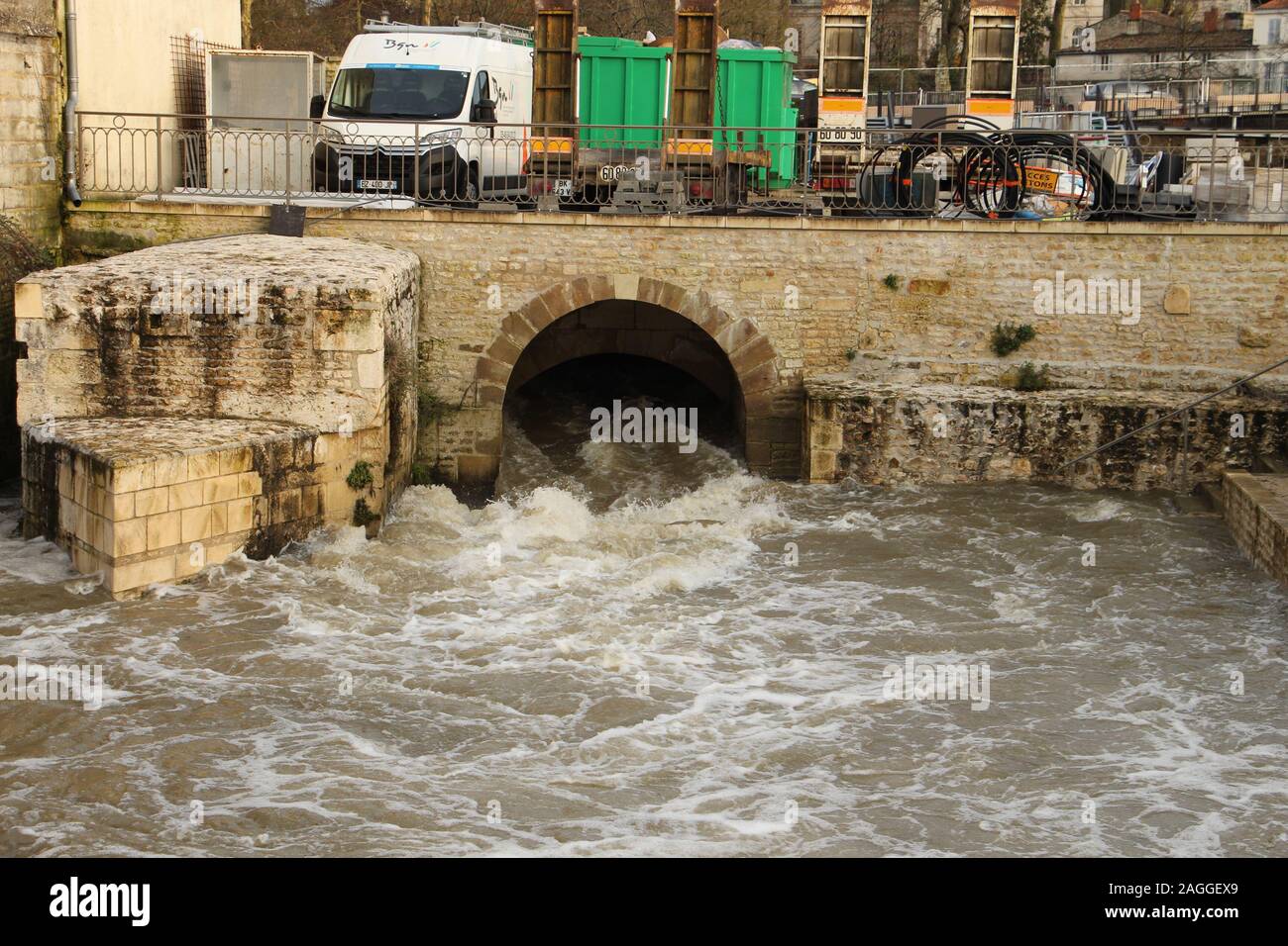 La Sèvre Niortaise a enregistré 210 m3 sec le lundi et sortir de son lit dans Niort allant jusqu'à 12.50m au-dessus du niveau de la mer, dépassant les 2007, recor Banque D'Images