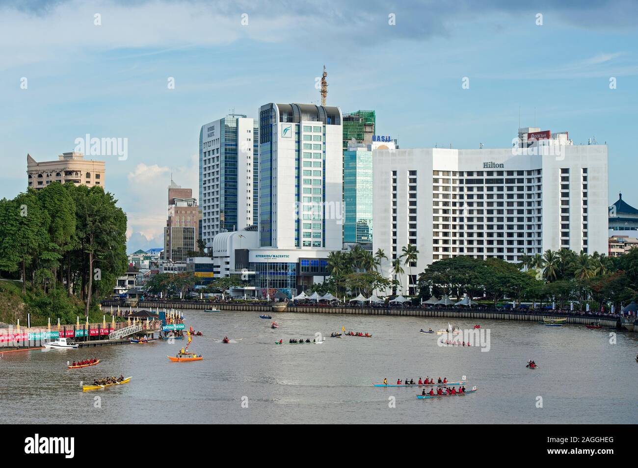 L'hôtel Hilton Kuching Waterfront avec Sarawak, au cours de régates sur la rivière Sarawak, Kuching, Sarawak, Bornéo, Malaisie Banque D'Images