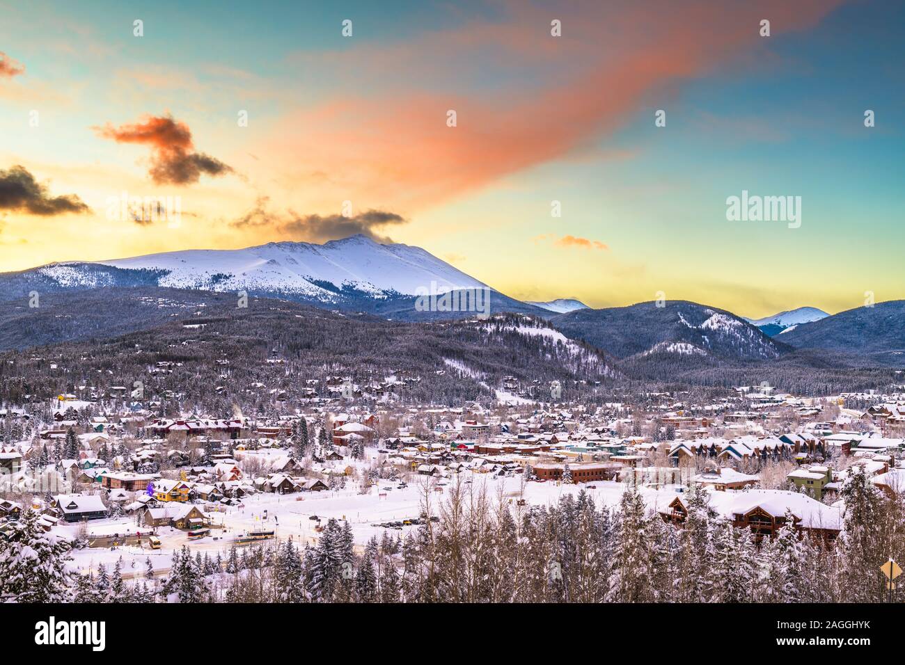 Breckenridge, Colorado, USA ski resort town skyline en hiver à l'aube. Banque D'Images