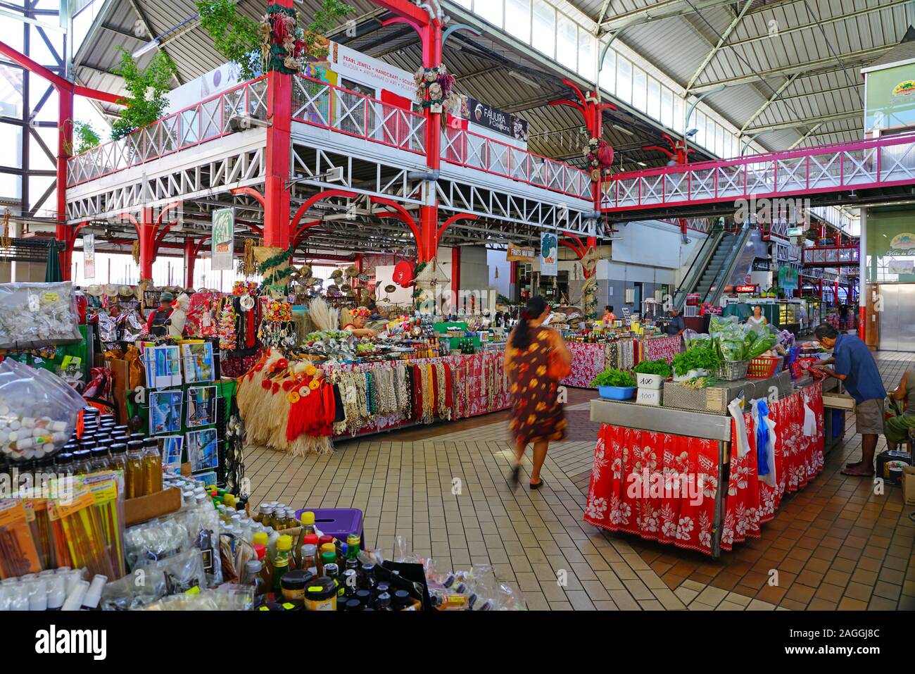 PAPEETE, TAHITI - 30 NOV 2018- Vue de la Marche de Paeete, un grand marché public local de vente de souvenirs, de l'artisanat et de l'alimentation dans downtow Banque D'Images