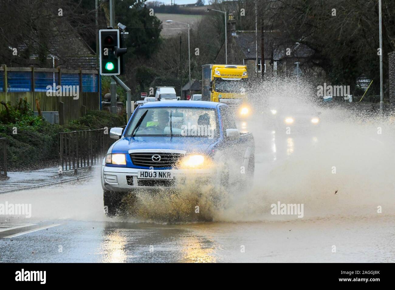 Winterbourne Abbas, Dorset, UK. 19 décembre 2019. Météo France : les véhicules roulant dans les crues éclair sur l'A35 dans le village de Winterbourne Abbas près de Dorchester, dans le Dorset après une longue période de forte pluie. Crédit photo : Graham Hunt/Alamy. Banque D'Images