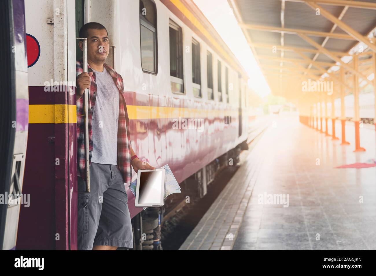 Meilleur tablette numérique et la carte en gare. Concept de voyage. Banque D'Images