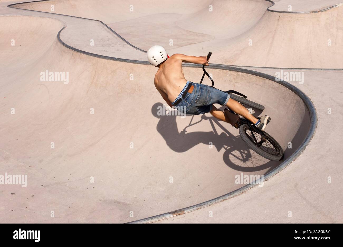 Rider BMX boy dans un skate-park riding bike Banque D'Images