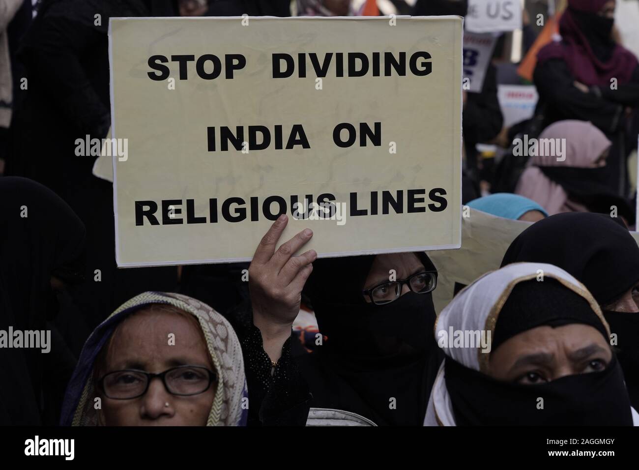 Les gens protestent contre la loi modifiant la loi sur la citoyenneté et registre national des citoyens à Kolkata. Grand public et les étudiants prennent part à ce tollé contre massive à l'échelle de la CAA qui a récemment adoptée au parlement de l'Inde. (Photo par Sudip Maiti/Pacific Press) Banque D'Images