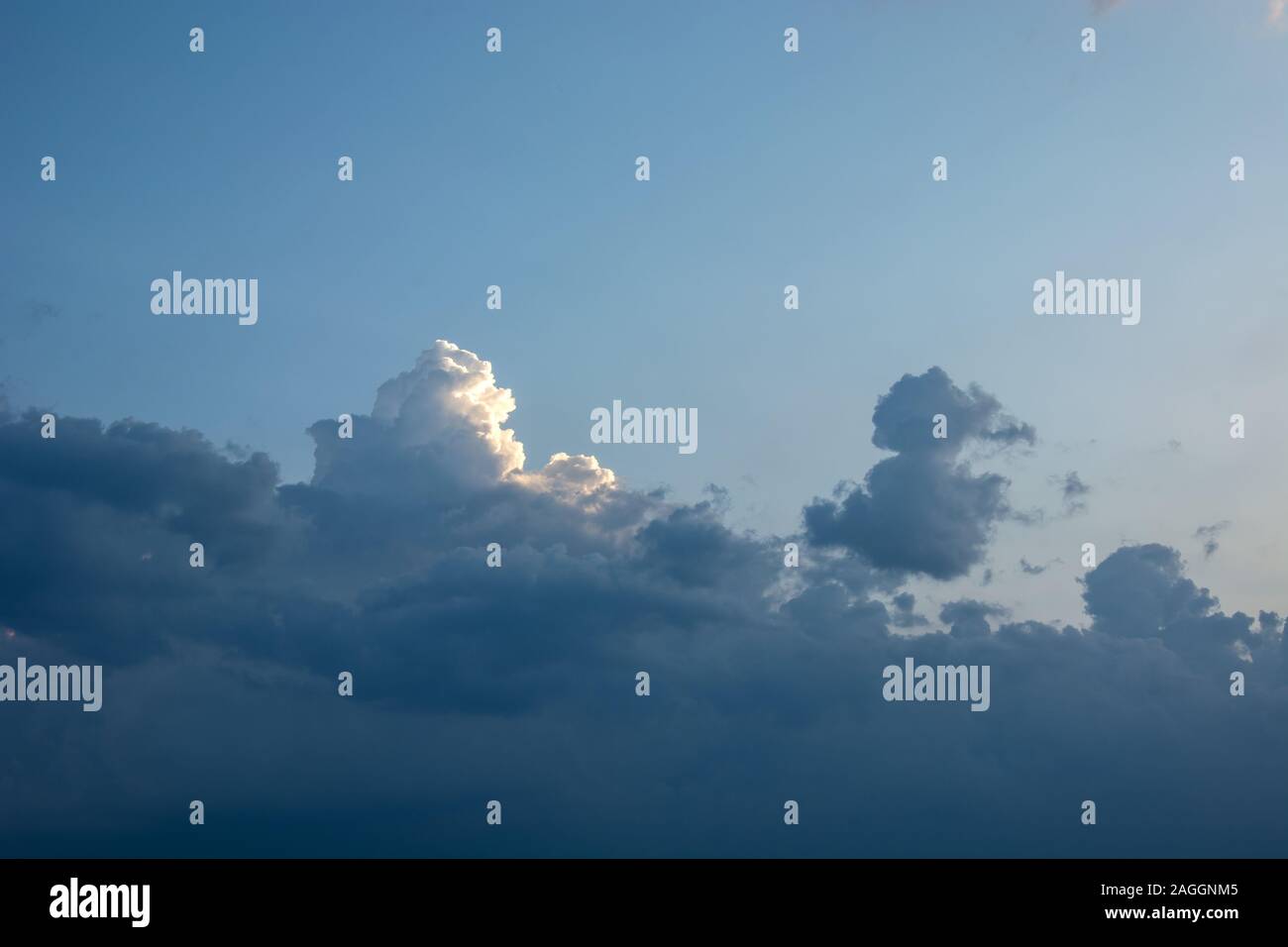 Nuages de lumière par le soleil sur ciel bleu Banque D'Images