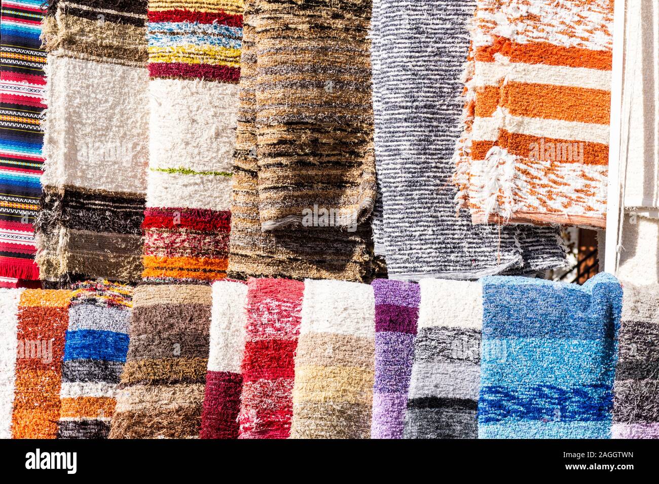 Capileira, La Alpujarra, Alpujarras, région de Grenade, Andalousie, espagne. Tissus de laine fabriqués localement le design et la couleur de la texture en vente dans le village. Banque D'Images