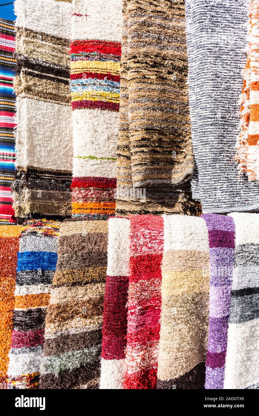 Capileira, La Alpujarra, Alpujarras, région de Grenade, Andalousie, espagne. Tissus de laine fabriqués localement le design et la couleur de la texture en vente dans le village. Banque D'Images