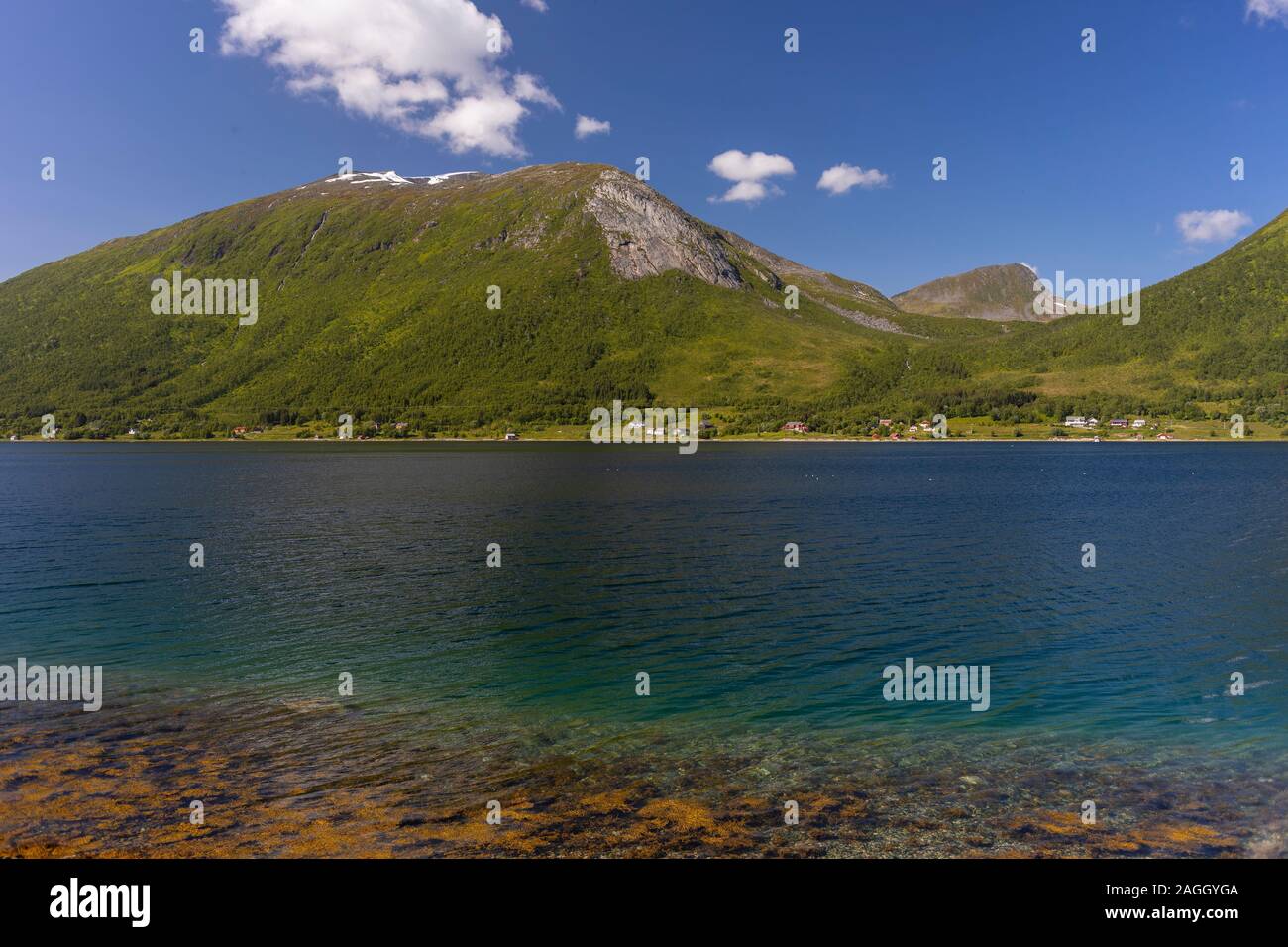 L'ÎLE DE KVALØYA, comté de Troms, NORVÈGE - paysage de montagnes et de rivières dans le nord de la Norvège. Banque D'Images