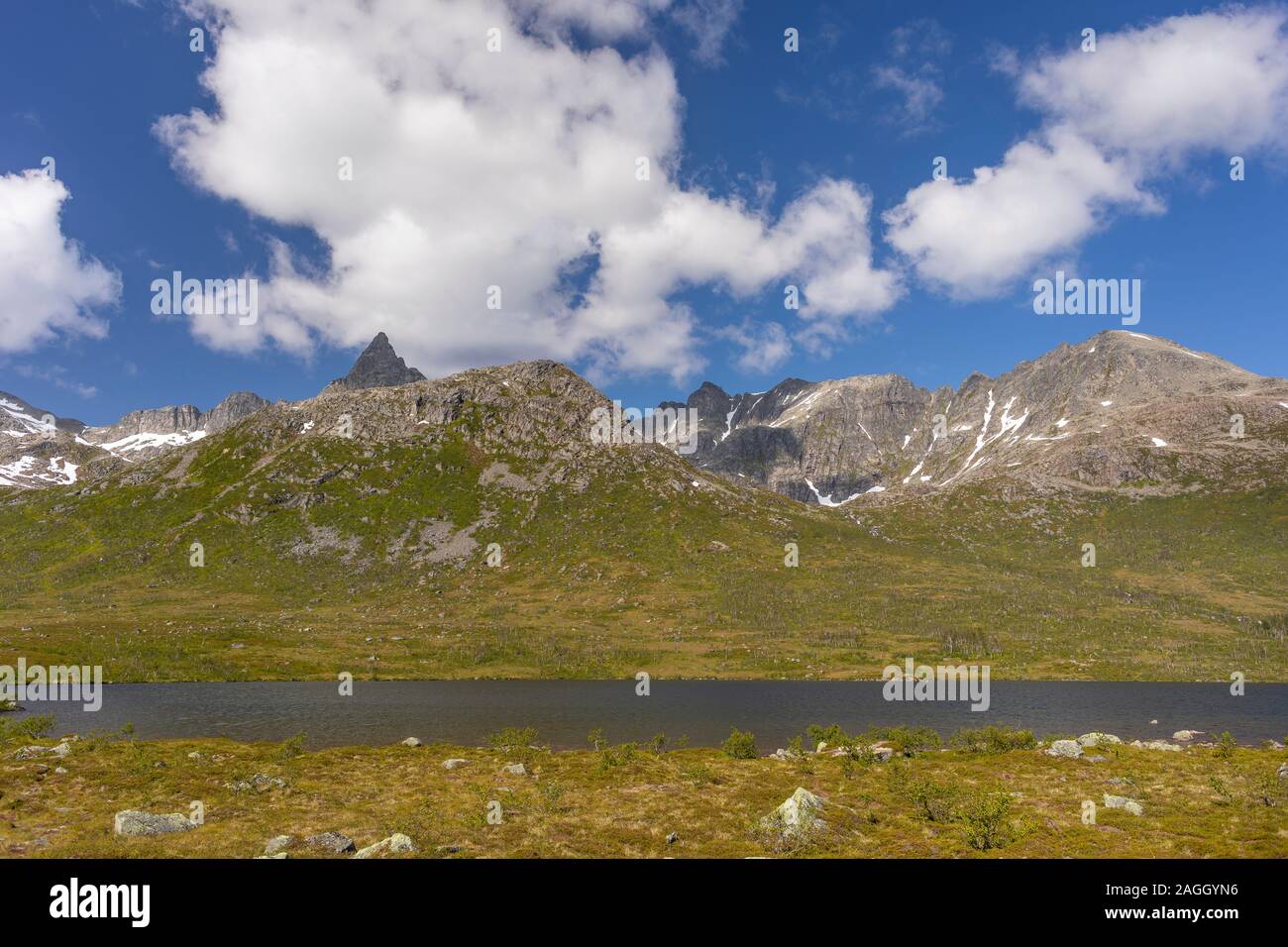 L'ÎLE DE KVALØYA, comté de Troms, NORVÈGE - paysage de montagne dans le nord de la Norvège. Banque D'Images