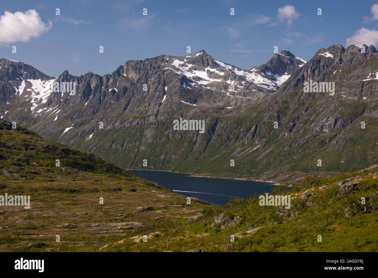 L'ÎLE DE KVALØYA, comté de Troms, NORVÈGE - Ersfjorden fjord et paysage de montagne dans le nord de la Norvège. Banque D'Images