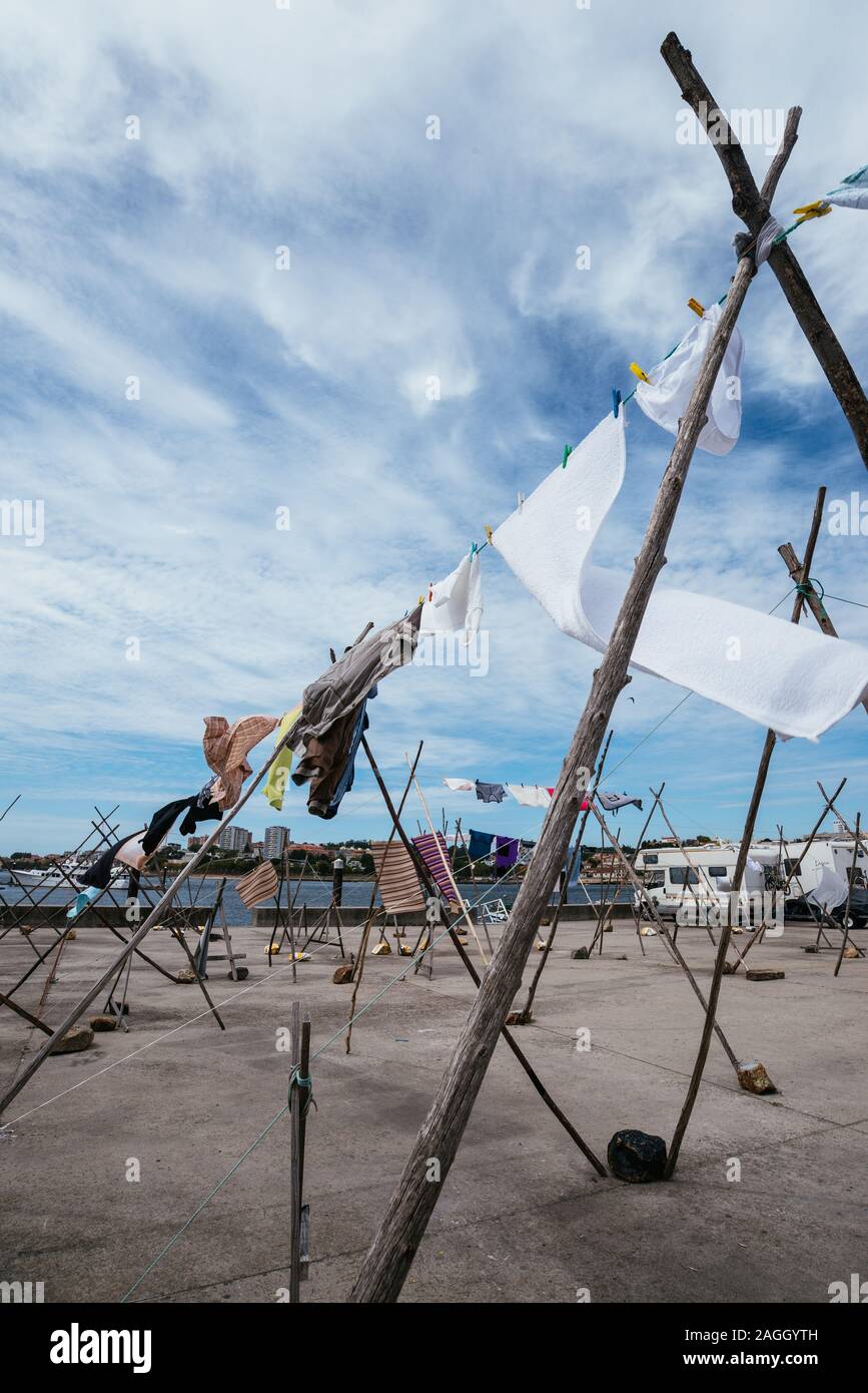 Vêtements accrochant dans une place publique à São Pedro da Afurada, Porto, Portugal. Banque D'Images