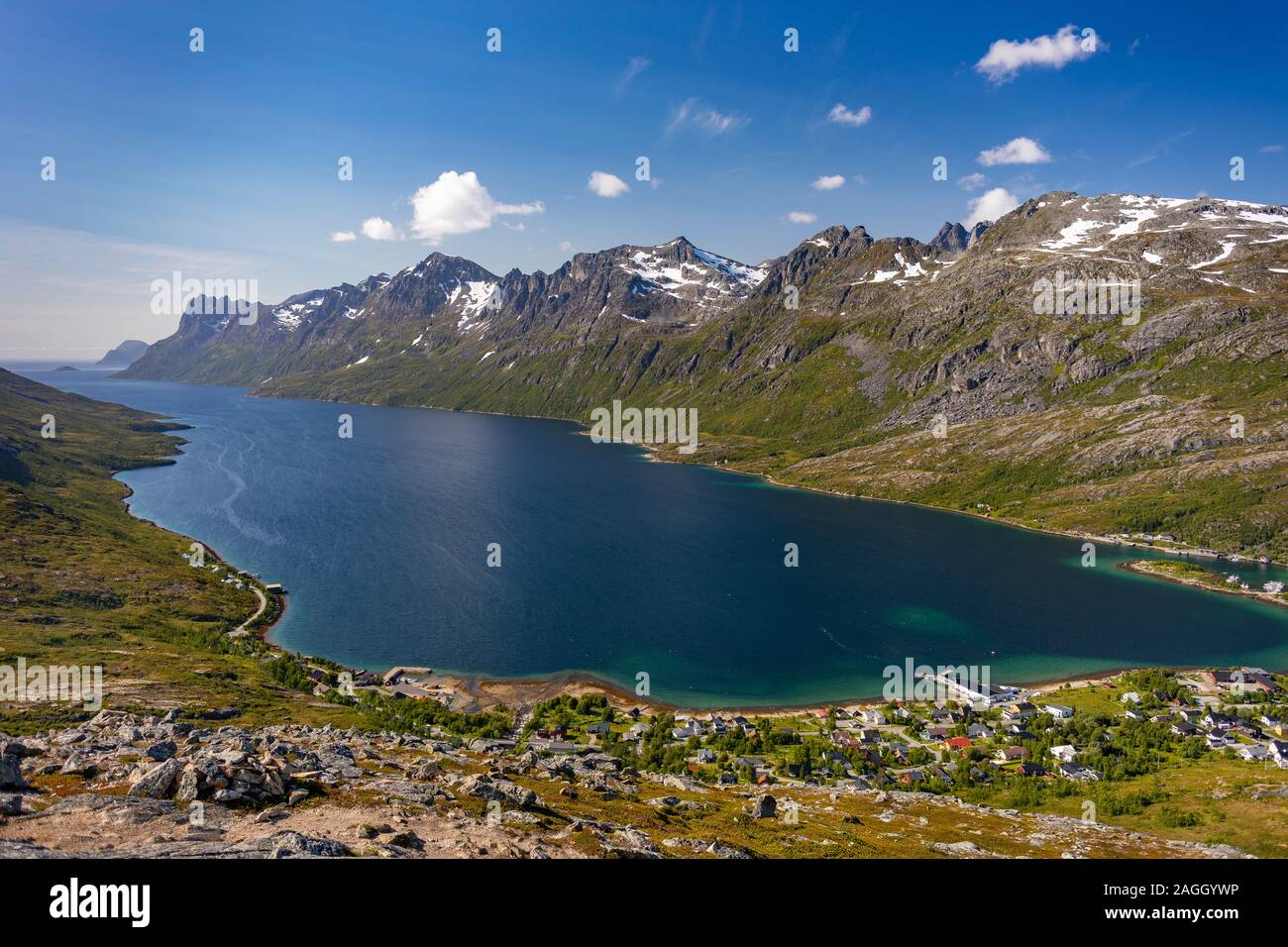 L'ÎLE DE KVALØYA, comté de Troms, NORVÈGE - Ersfjorden fjord et paysage de montagne dans le nord de la Norvège. Ersfjordbotn village bas à droite. Banque D'Images