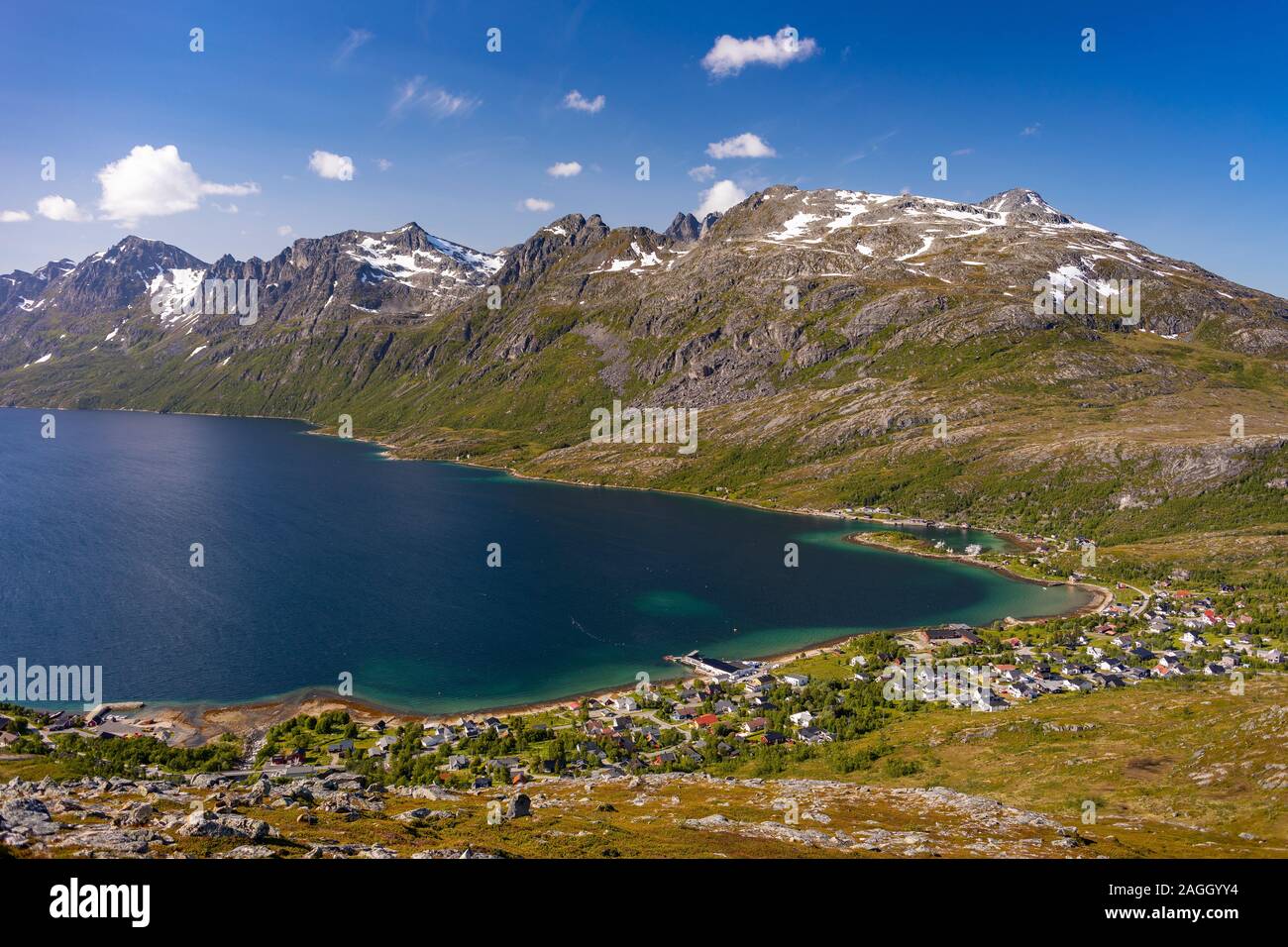 L'ÎLE DE KVALØYA, comté de Troms, NORVÈGE - Ville de Ersfjordbotn Ersfjorden et fjord, paysage de montagne dans le nord de la Norvège. Banque D'Images