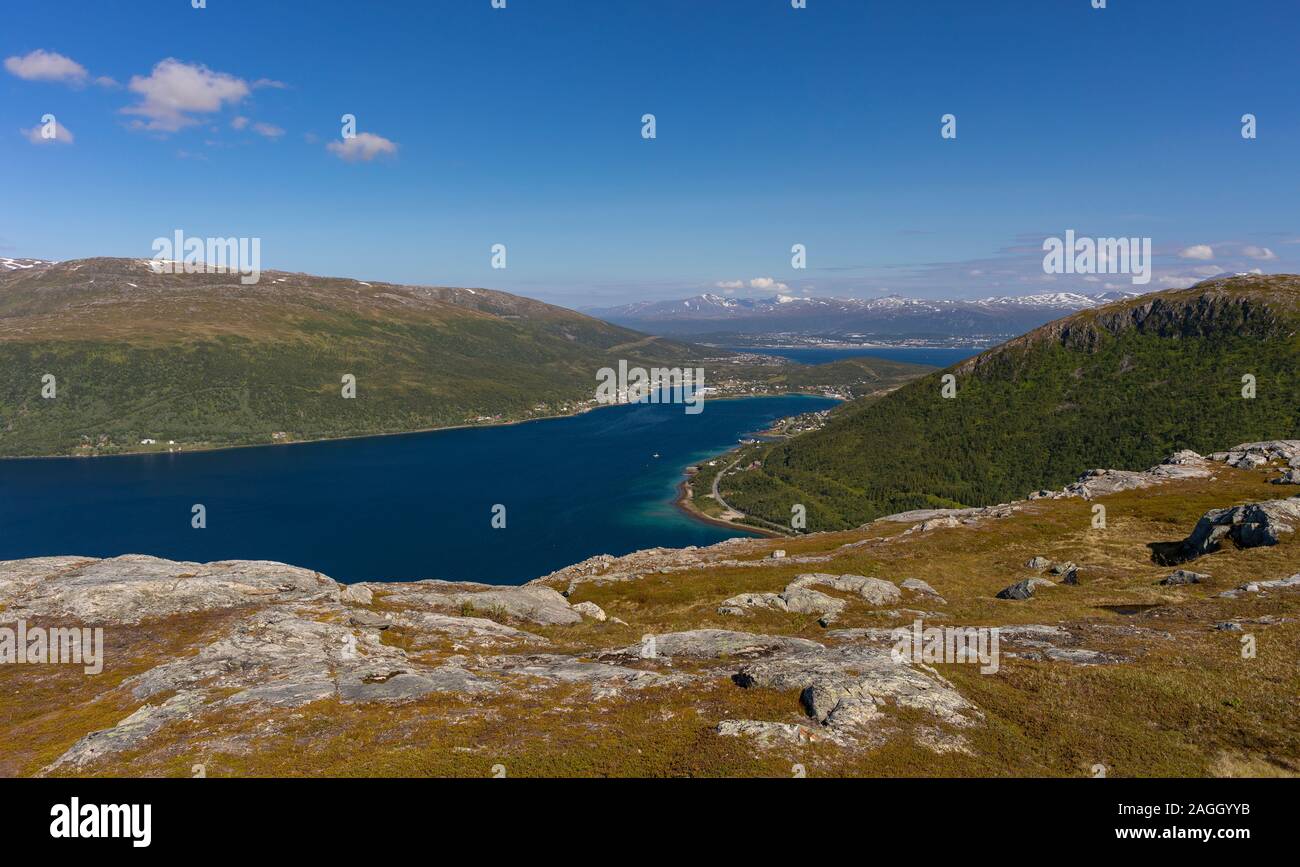 L'ÎLE DE KVALØYA, comté de Troms, NORVÈGE - Kaldfjorden fjord et paysage de montagne dans le nord de la Norvège. Banque D'Images