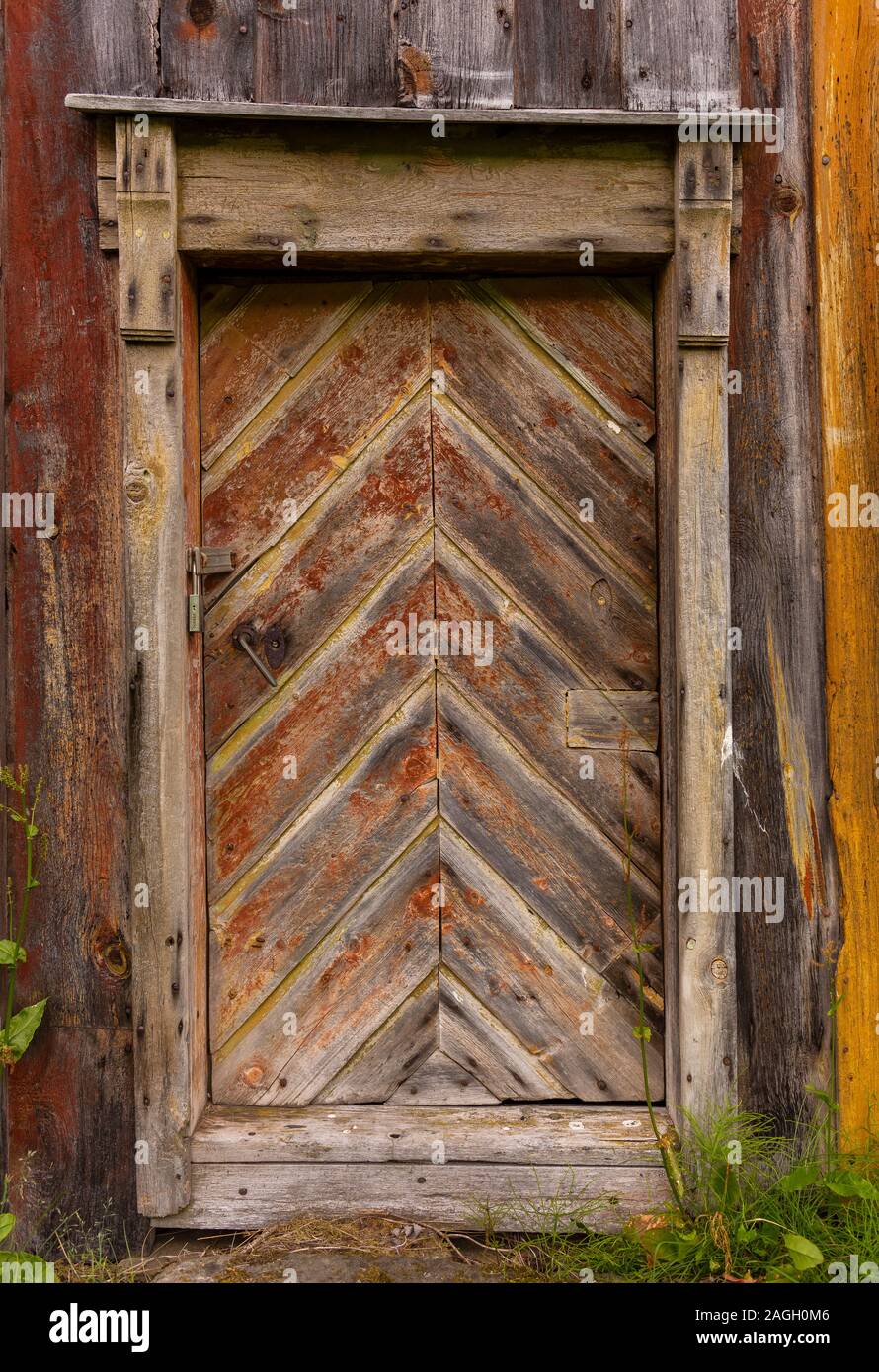 L'ÎLE DE KVALØYA, STRAUMSBUKTA, comté de Troms, NORVÈGE - Détail de la porte en bois au musée historique village de Straumen Gård. Banque D'Images