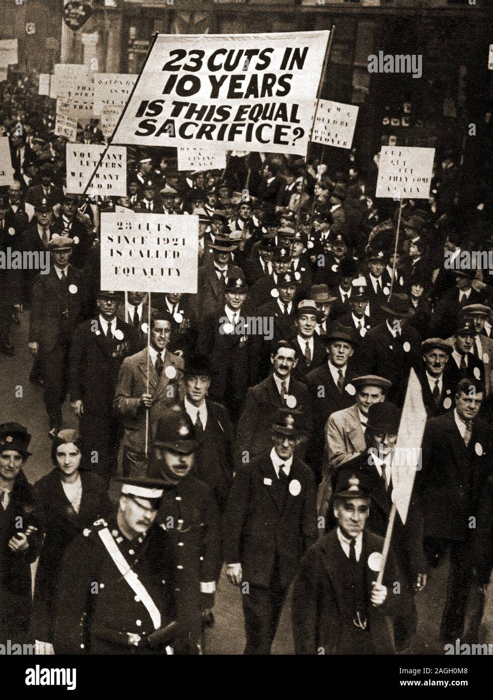 1931 Fonctionnaires défilant dans une manifestation à Londres, Angleterre, contre le personnel proposé et / ou les compressions salariales. La description officielle d'un fonctionnaire de l'UK a été déterminé comme "un fonctionnaire de l'État employés dans une capacité civile qui est payé entièrement et directement de l'argent voté par le Parlement' Banque D'Images