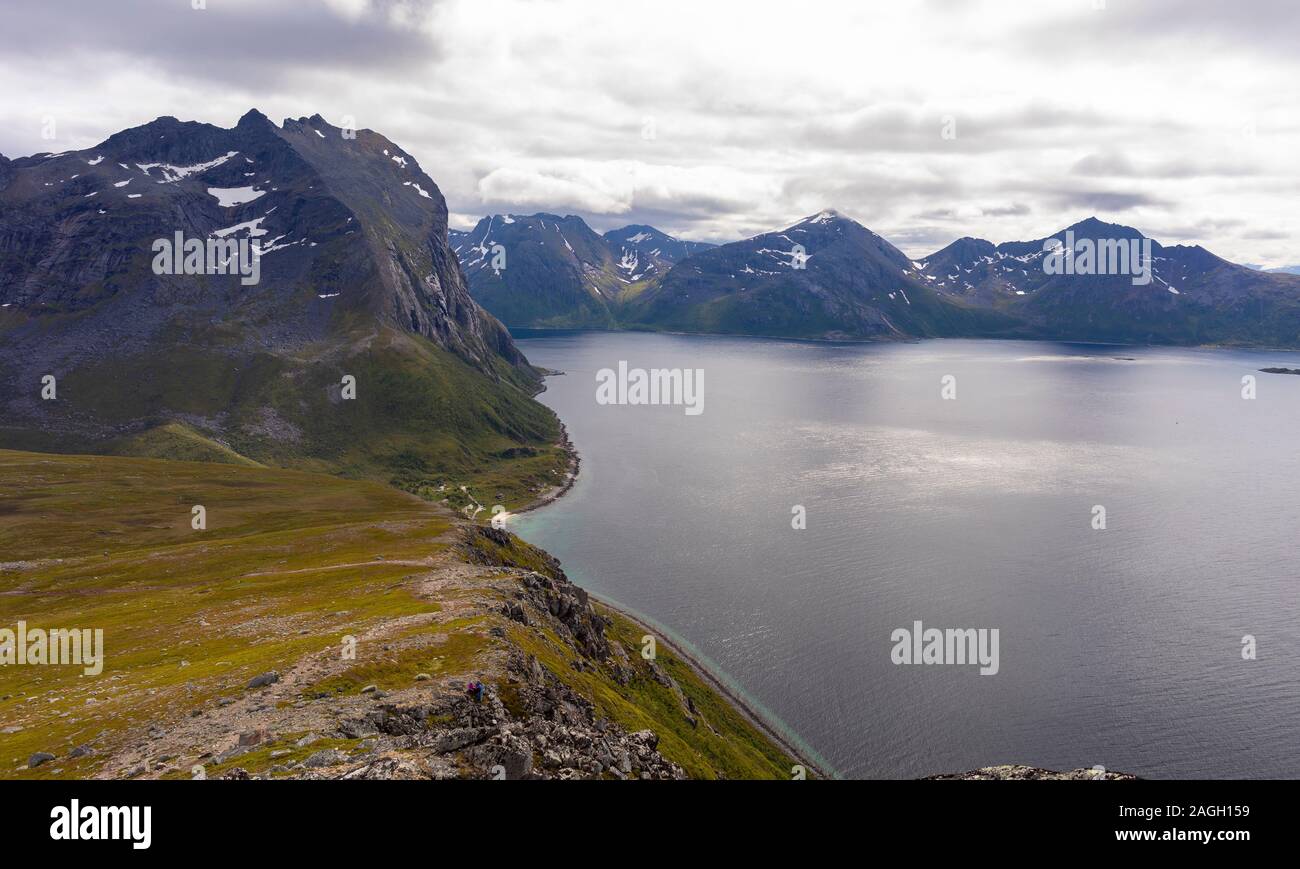 L'ÎLE DE KVALØYA, REKVIK, comté de Troms, NORVÈGE - Paysage à Brosmetinden mountain. Banque D'Images
