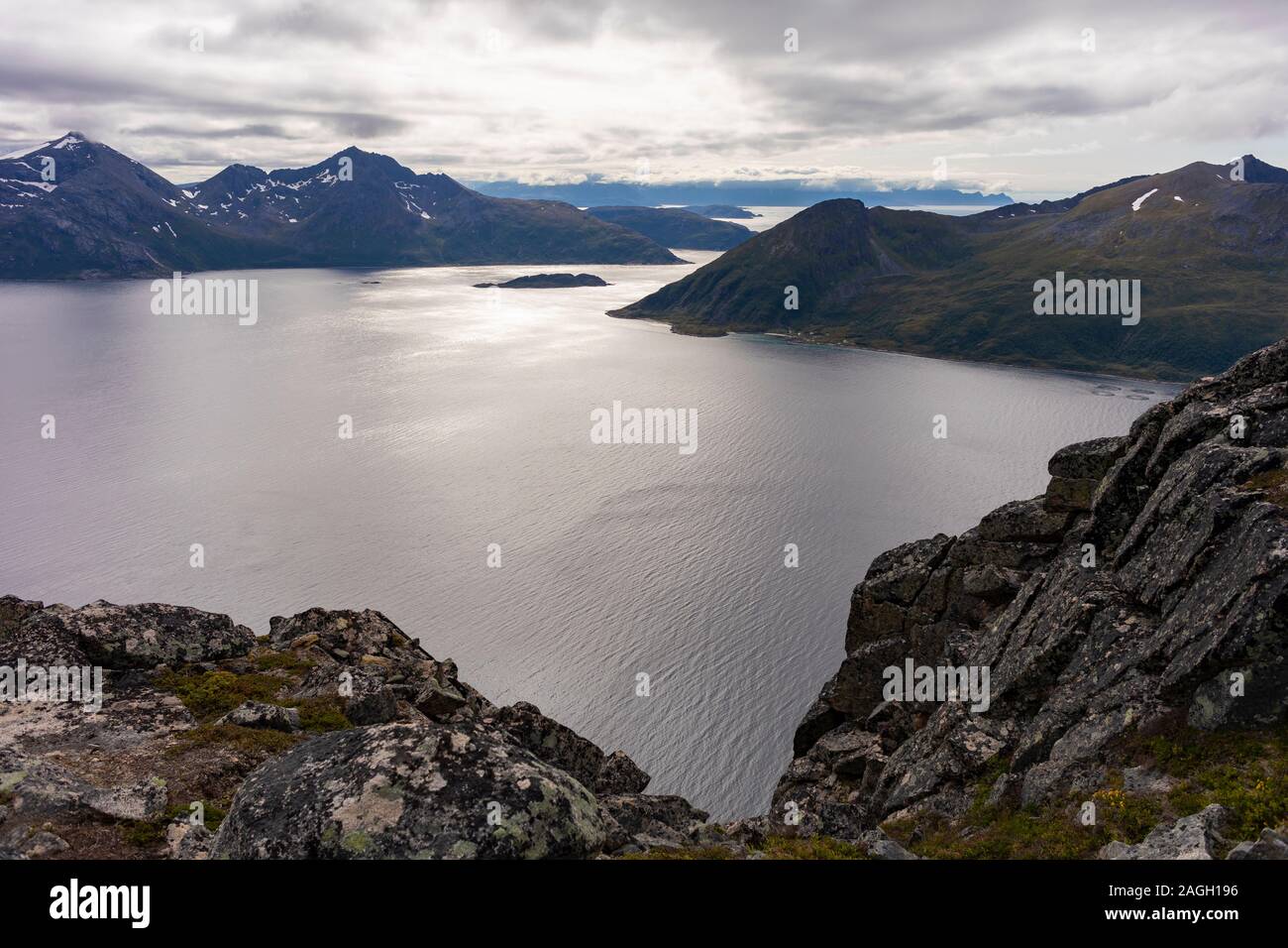 L'ÎLE DE KVALØYA, REKVIK, comté de Troms, NORVÈGE - Vue sur mer à partir de Brosmetinden mountain. Banque D'Images