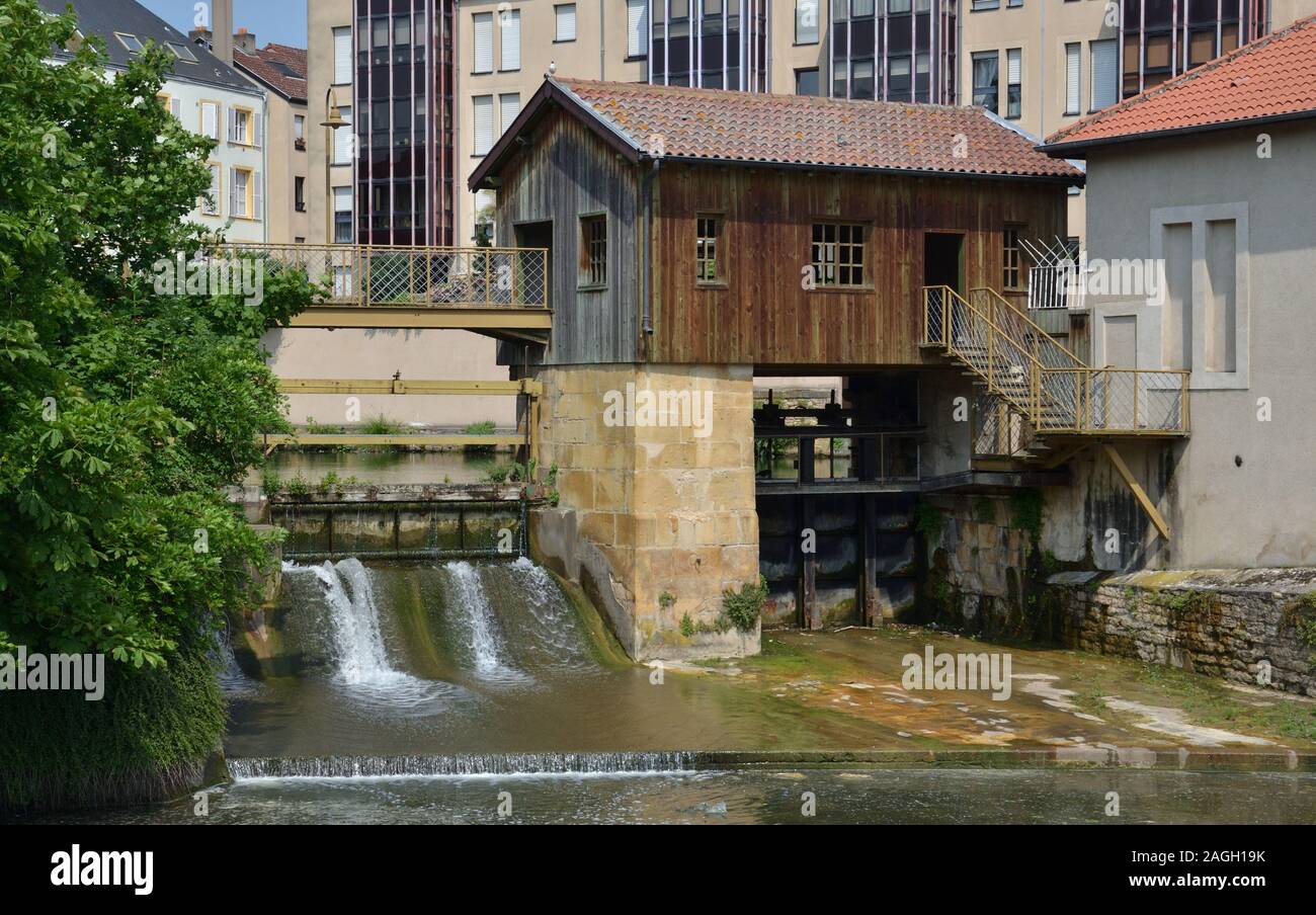 L'ancienne fermées sur l'eau n'effectue son travail parmi les bâtiments de la ville Banque D'Images