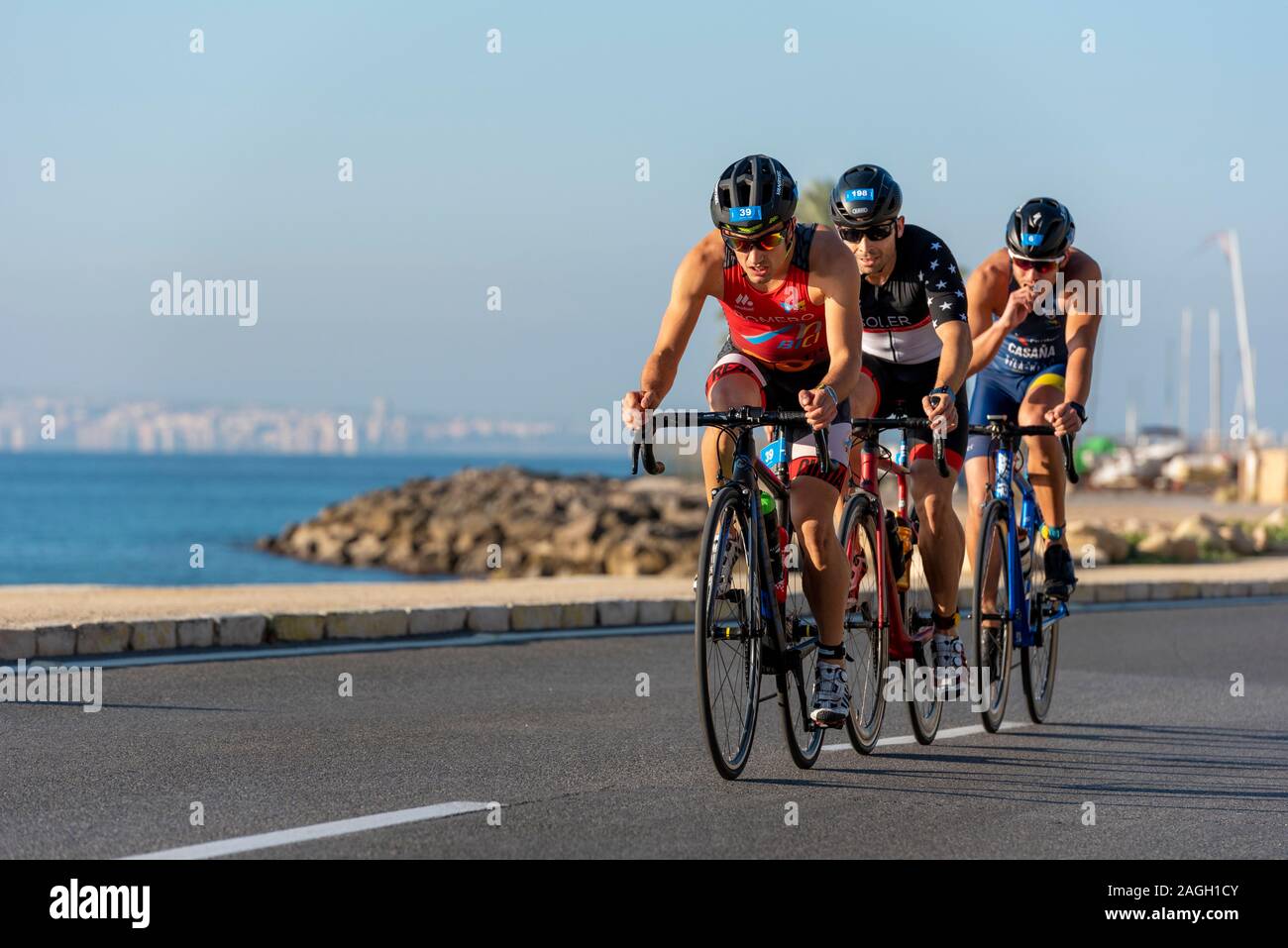 La concurrence dans l'athlète de triathlon 2019 Mediterranea à Alicante, Espagne, Europe Banque D'Images