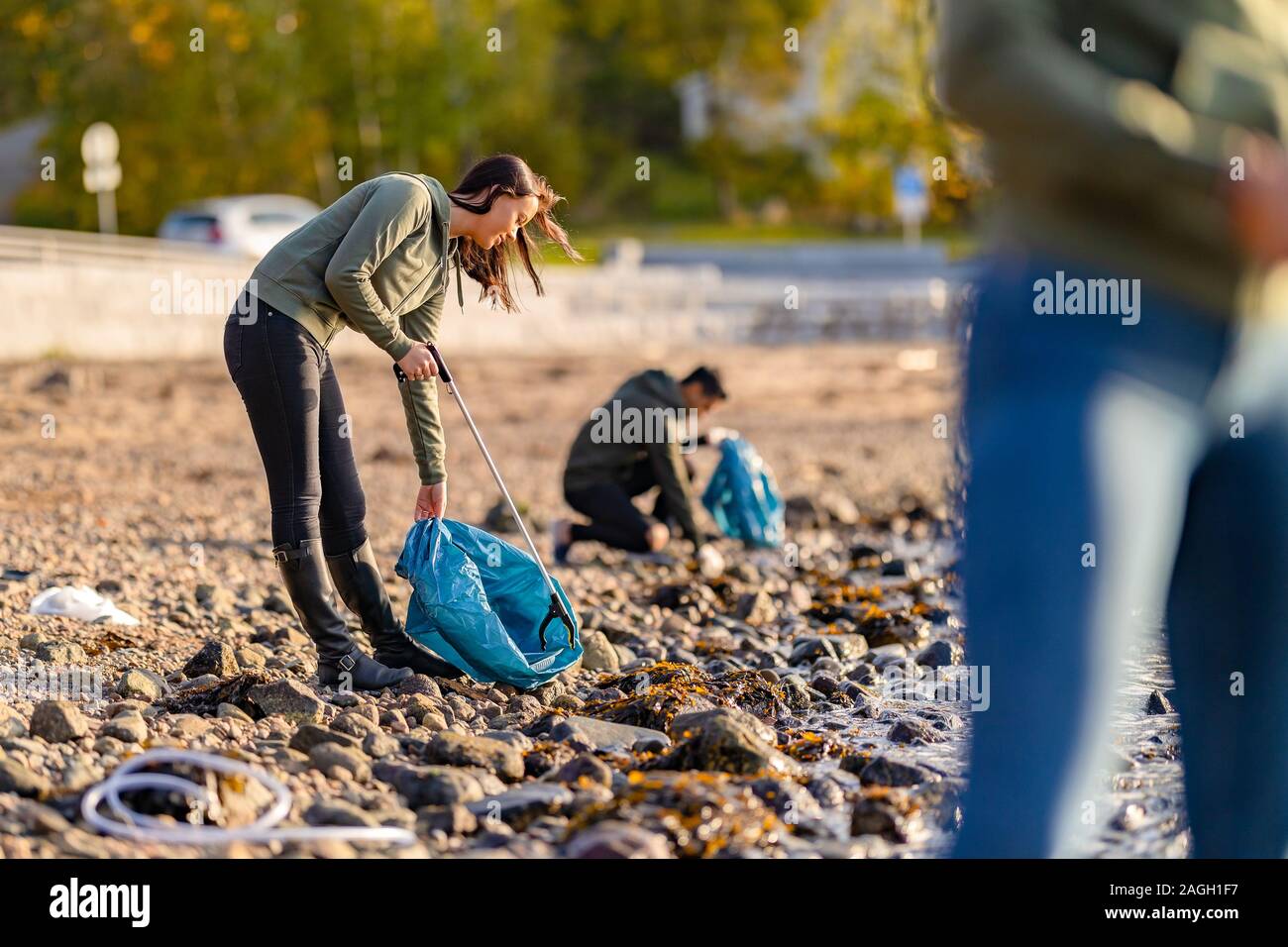 Les bénévoles dévoués de la plage nettoyage aux beaux jours Banque D'Images