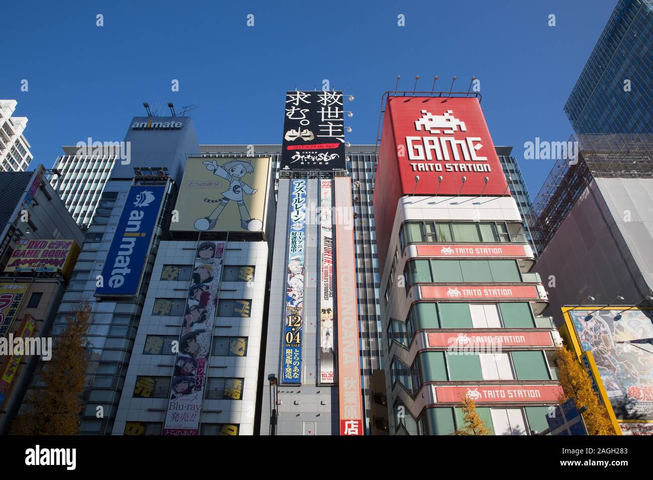 Vue de façades colorées à Akihabara, Tokyo.Akihabara, également appelé Akiba après qu'un ancien lieu de culte local, est un quartier du centre de Tokyo qui est célèbre pour ses nombreuses boutiques d'électronique. Au cours des dernières années, Akihabara est reconnu comme le centre de l'otaku (fan irréductibles) de la culture, et de nombreux magasins et établissements consacrée à l'anime et manga sont maintenant dispersés parmi les magasins d'électronique dans le district. Banque D'Images