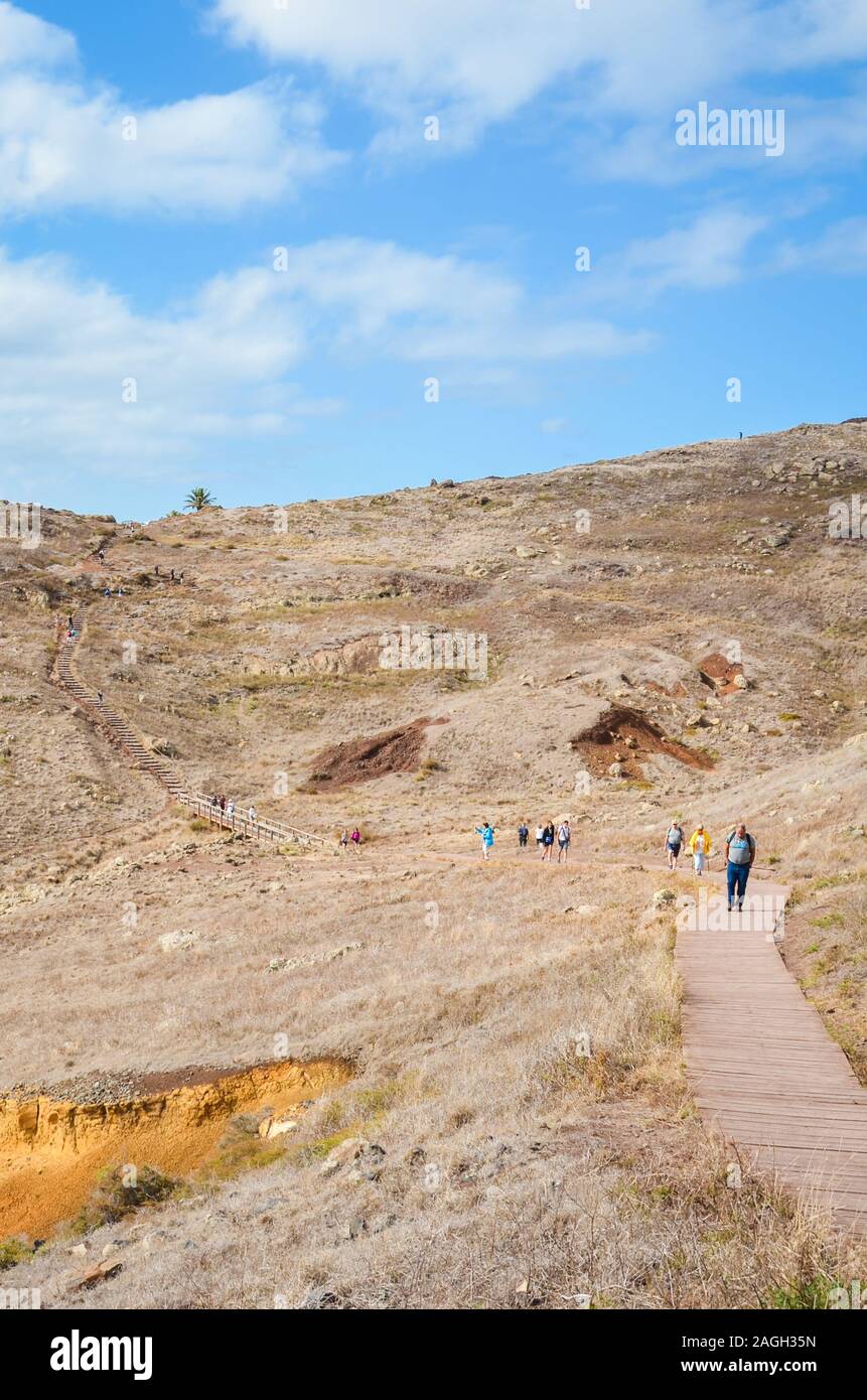 La Ponta de Sao Lourenço, Madeira, Portugal - Sep 12, 2019 : les touristes en randonnée sur le chemin sur les falaises dans le point le plus à l'Est de l'île de Madère. Sentier à travers le paysage volcanique. Photo verticale. Banque D'Images
