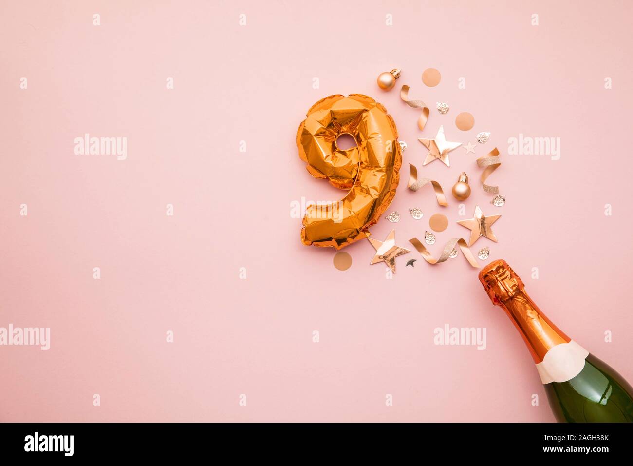 Joyeux Anniversaire 9 Bouteille De Champagne Avec De L Or Nombre Ballon Photo Stock Alamy Joyeux Anniversaire 9 Bouteille De Champagne Avec De L Or Nombre Ballon Photo Stock Alamy