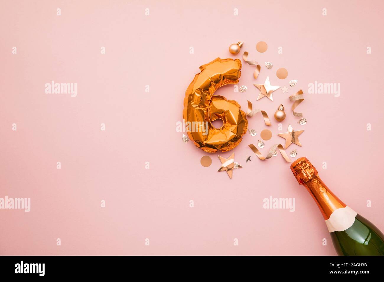 Joyeux 6e Anniversaire Partie Bouteille De Champagne Avec De L Or Nombre Ballon Photo Stock Alamy Joyeux 6e Anniversaire Partie Bouteille De Champagne Avec De L Or Nombre Ballon Photo Stock Alamy