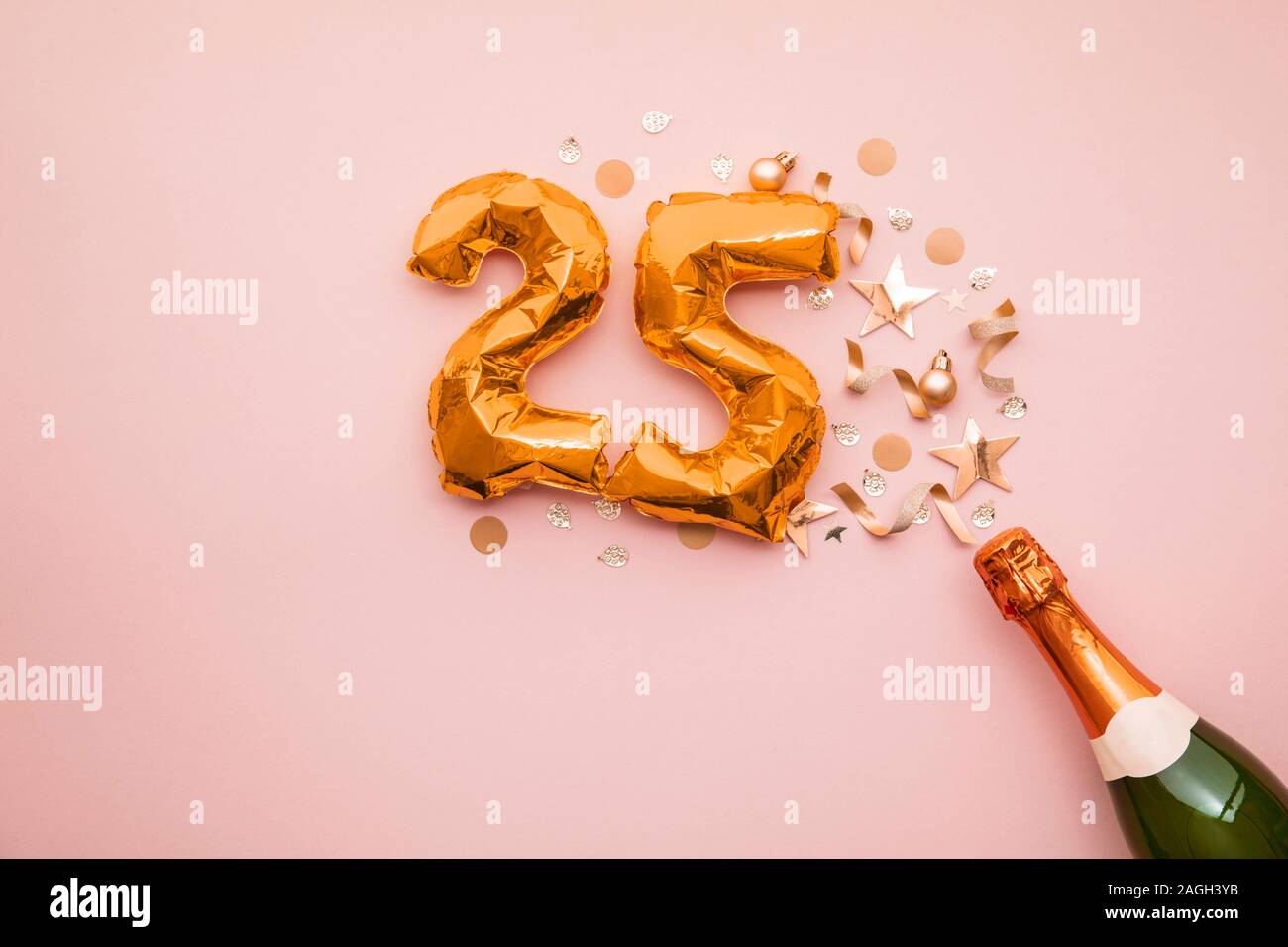 Heureux 25e anniversaire partie. Bouteille de champagne avec de l'or nombre ballon. Banque D'Images