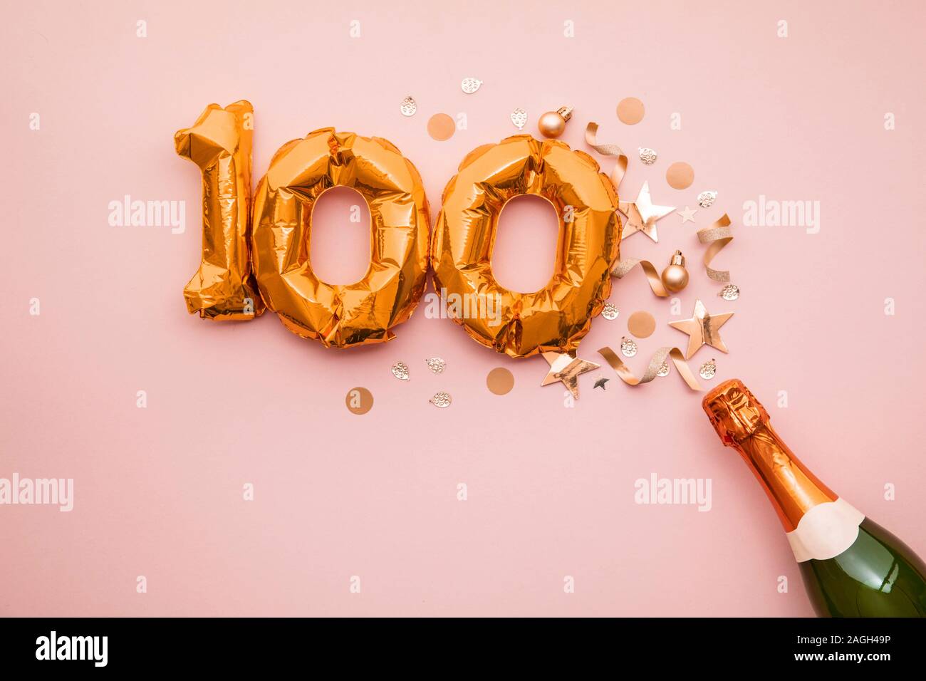 Heureux 100e Anniversaire Partie Bouteille De Champagne Avec De L Or Nombre Ballon Photo Stock Alamy