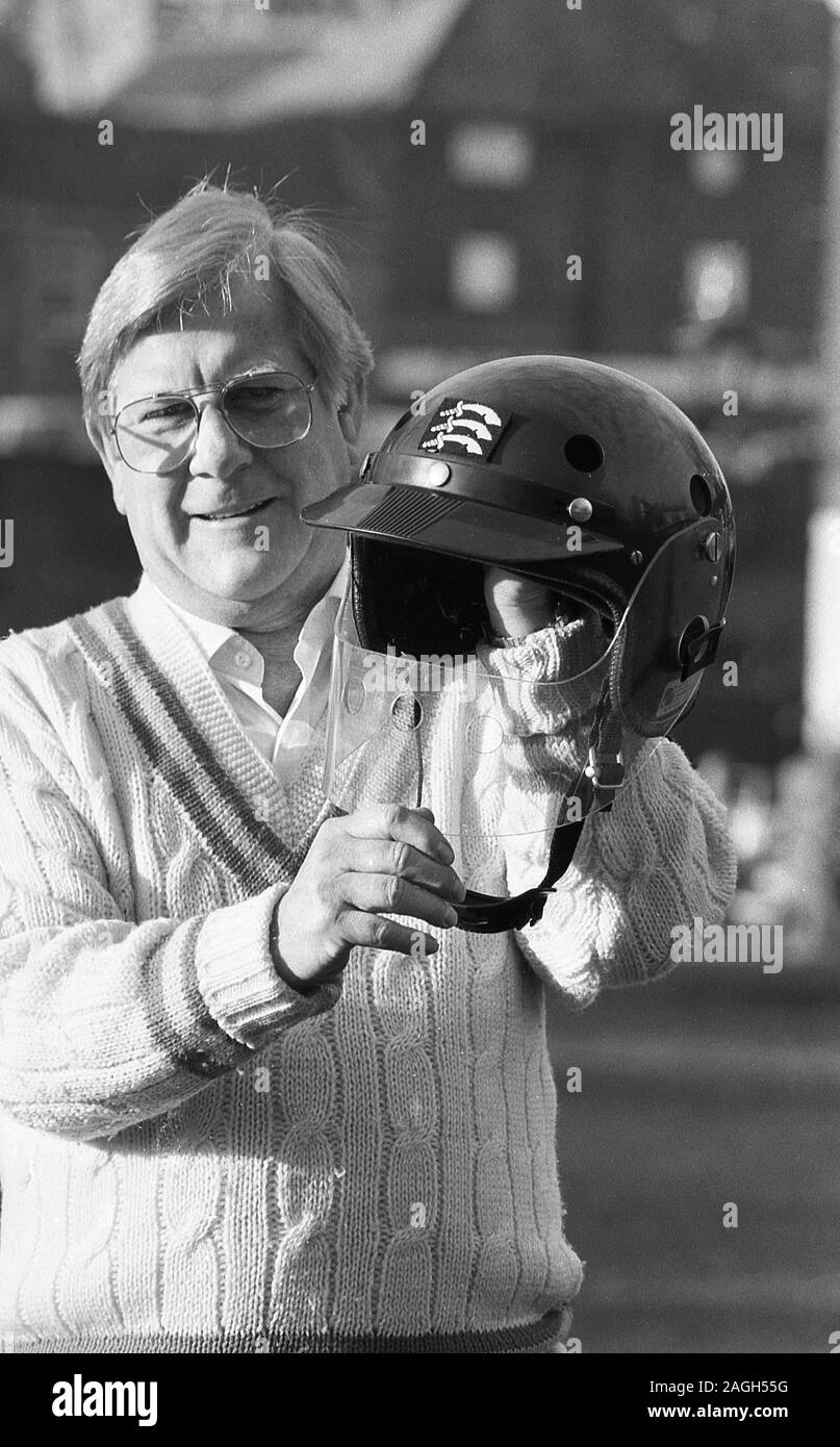 1980, un cricketeur tenant un nouveau casque de cricket avec un guide de sécurité en plastique, Angleterre, Royaume-Uni. Les chapeaux de protection du cricket n'étaient pas utilisés en commun avant la fin des années 1970 et évoluaient à mesure que le batteur cherchait à se protéger de la tête par un court bowling rapide. En 1978, Graham Yallop, d'Australie, est devenu le premier cricketeur à porter un dans un match d'essai. Banque D'Images