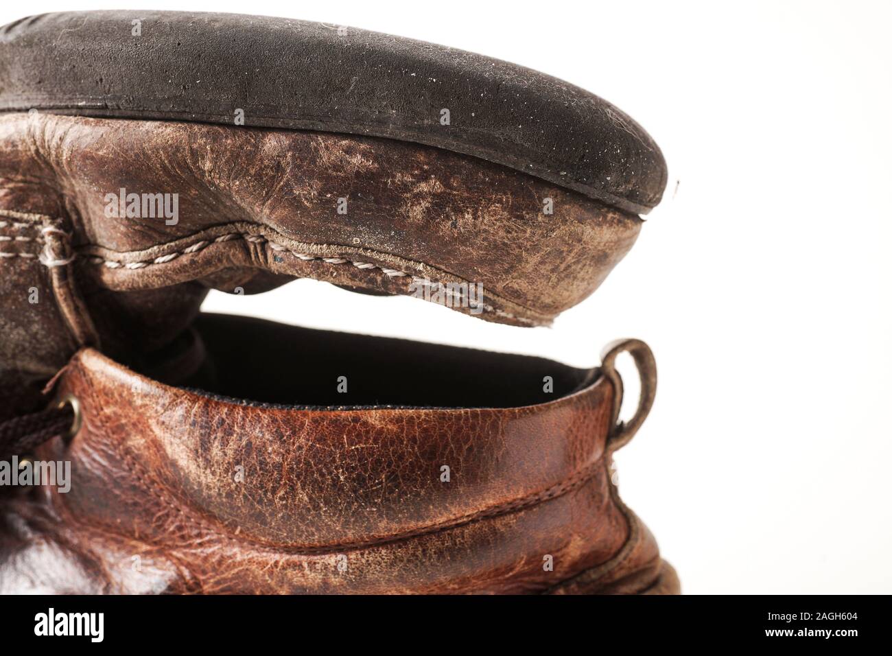 Photographie de l'homme est sale vieux cuir bottes sur fond blanc Banque D'Images