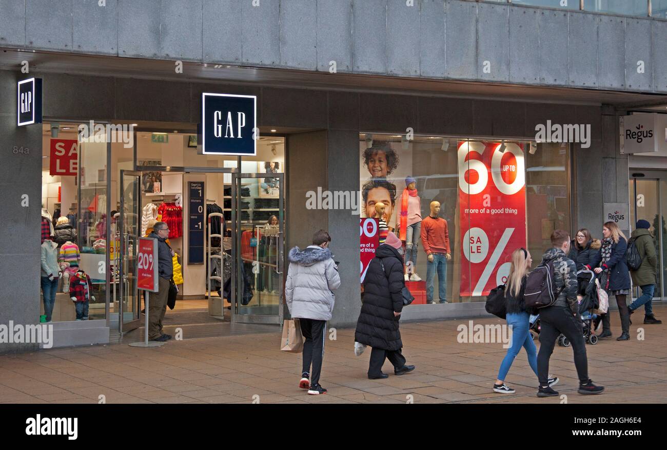 Princes Street, Édimbourg, Écosse, Royaume-Uni. 19 décembre 2019. Écart. Avec moins d'une semaine à parcourir jusqu'au jour de Noël, la majorité des magasins de Princes Street affichent des affiches de solde avec des réductions dans les vitrines des magasins, ce qui tente d'attirer les clients pour faire des éclaboussures. Banque D'Images