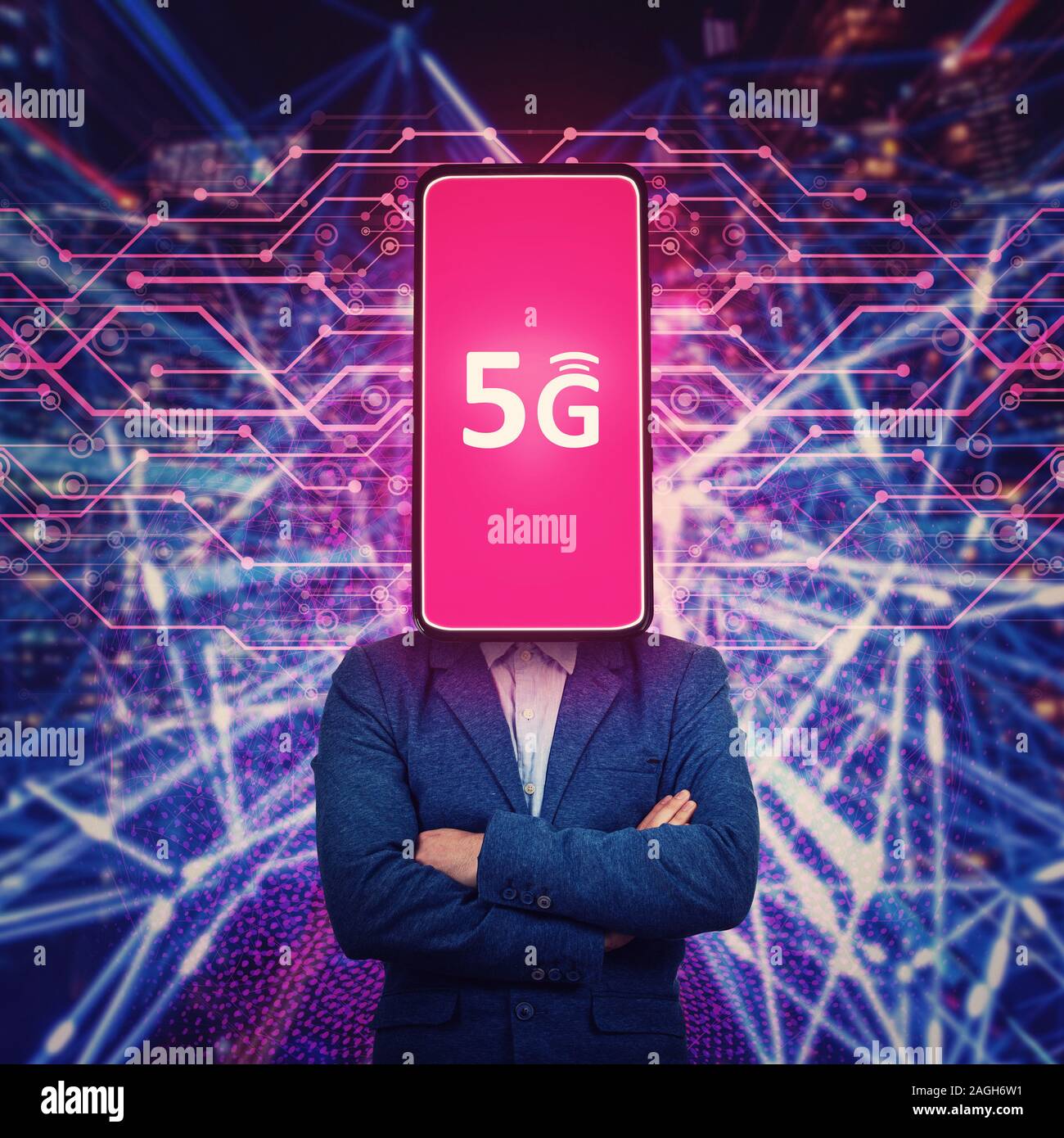 Téléphone Anonyme dirigée man presenting new 5G génération. Connexion internet haut débit, technologie de l'avenir. La reconnaissance faciale, AI influenc Banque D'Images