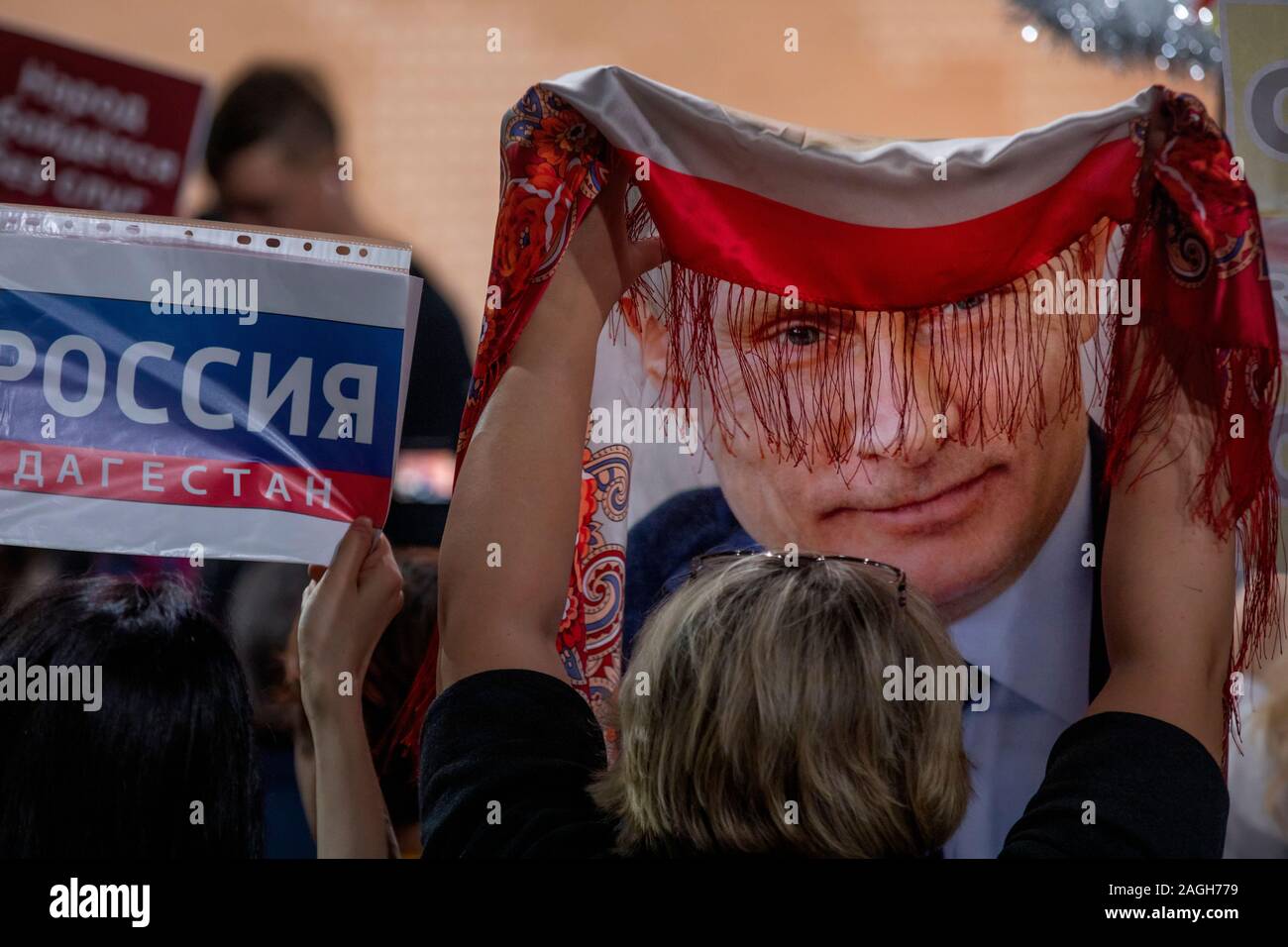 Moscou, Russie. 19 Décembre, 2019 Un journaliste est titulaire d'un châle avec portrait du président russe Vladimir Poutine lors de la conférence de presse annuelle, à Moscou, Russie Banque D'Images