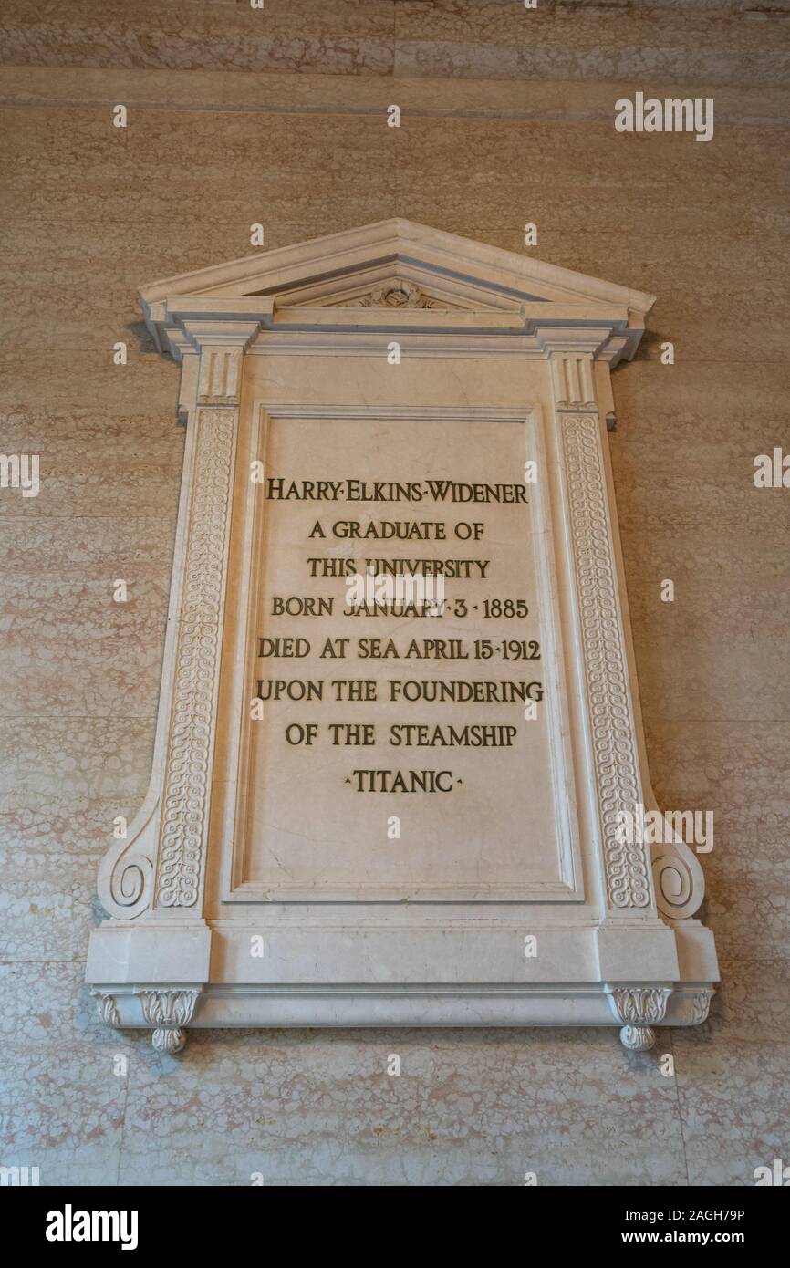 CAMBRDIGE, MA/USA - 29 septembre 2019 : plaque commémorative pour Harry Elkins Widener à Widner Library à l'Université de Harvard. Banque D'Images