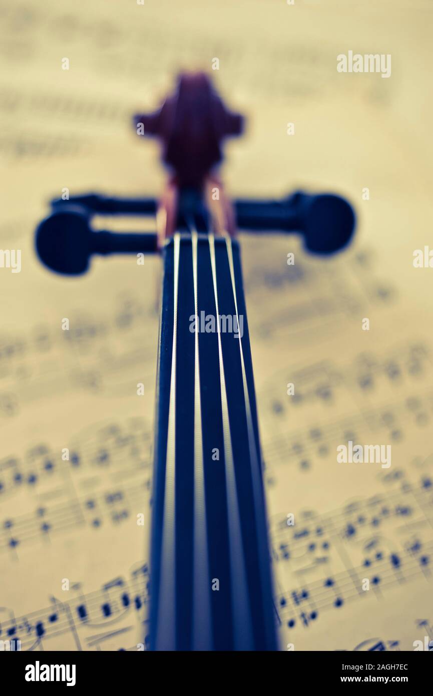 Violon et feuille de musique Banque D'Images