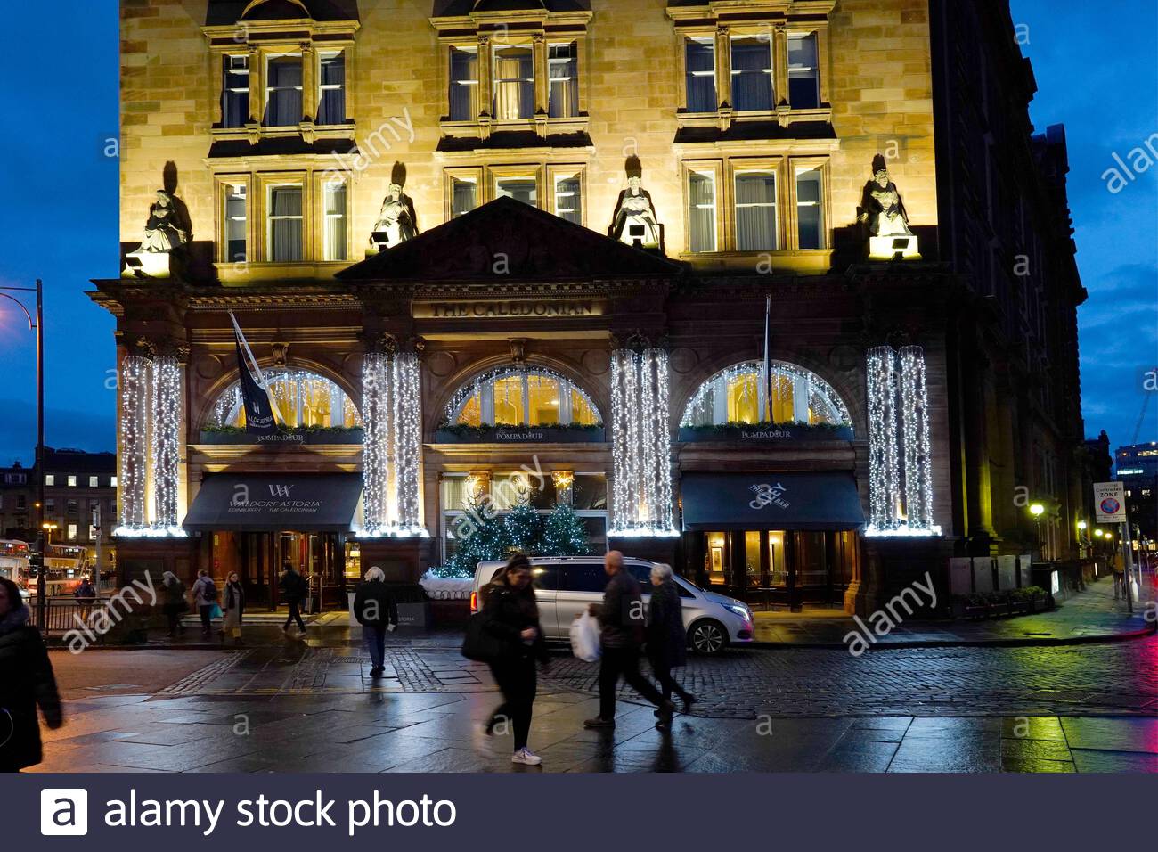 Edinburgh, Ecosse, Royaume-Uni. 19 Dec 2019. Waldorf Astoria Edinburgh Caledonian Hôtel décoré dans les lumières de Noël au crépuscule. Credit : Craig Brown/Alamy Live News Banque D'Images