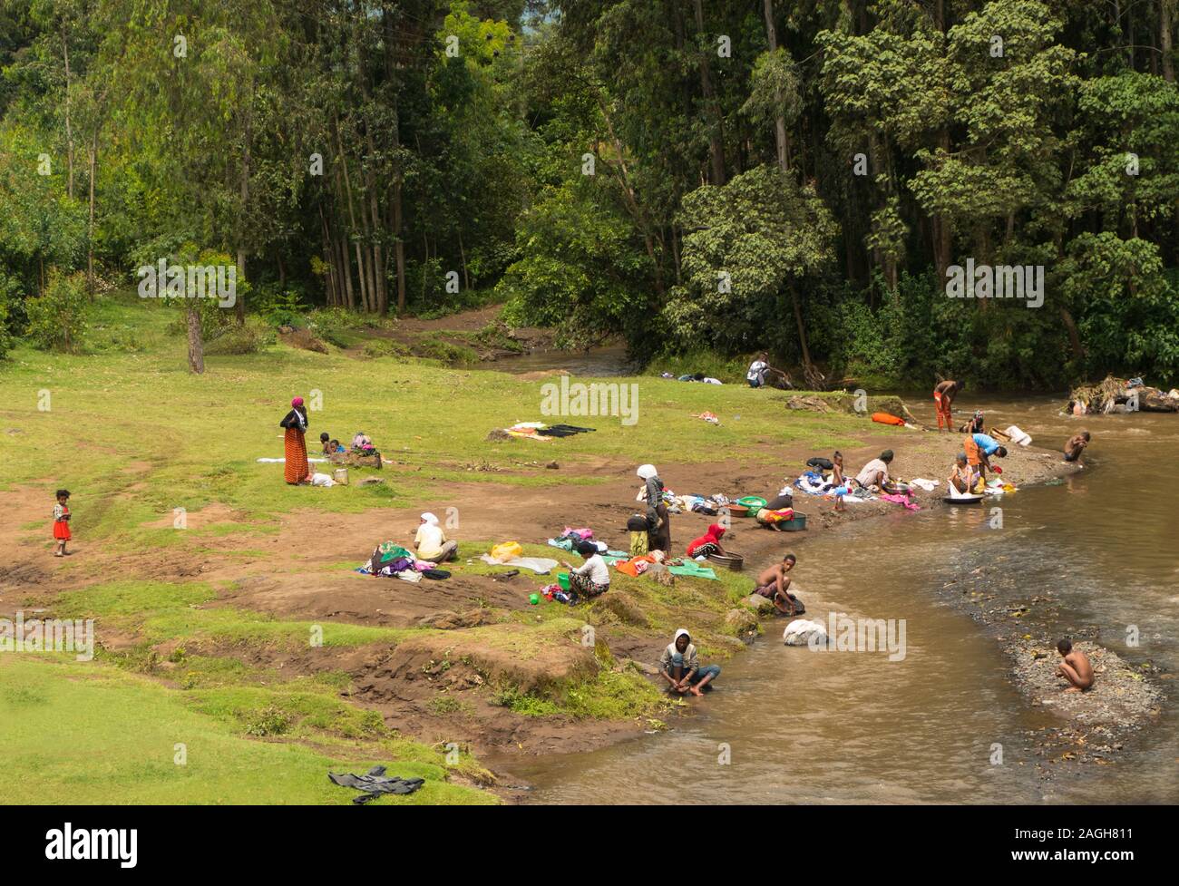 Rural traditionnel peuple éthiopien, le bain et le lavage des vêtements dans un ruisseau près d'Addis Abeba en Éthiopie centrale qui est typique de la vie rurale éthiopienne Banque D'Images