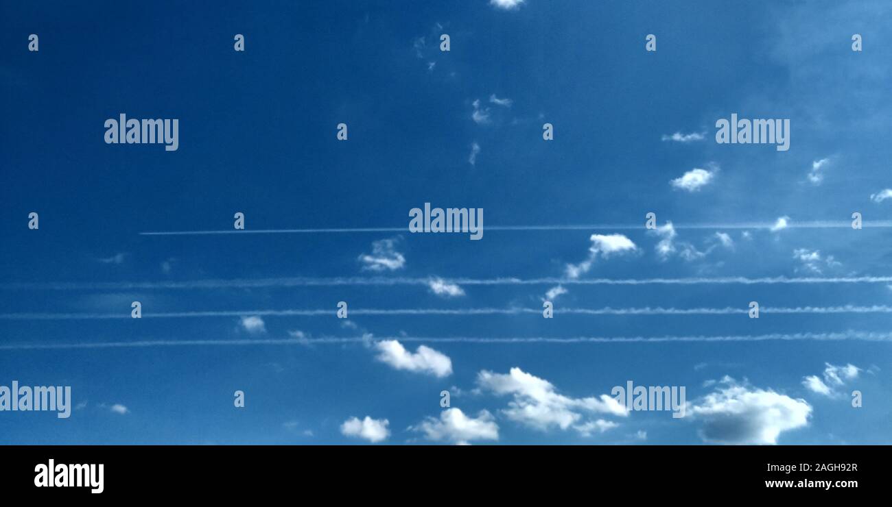 Ciel nuages. Résumé cyan floue de gradient dans le ciel printanier. Banque D'Images