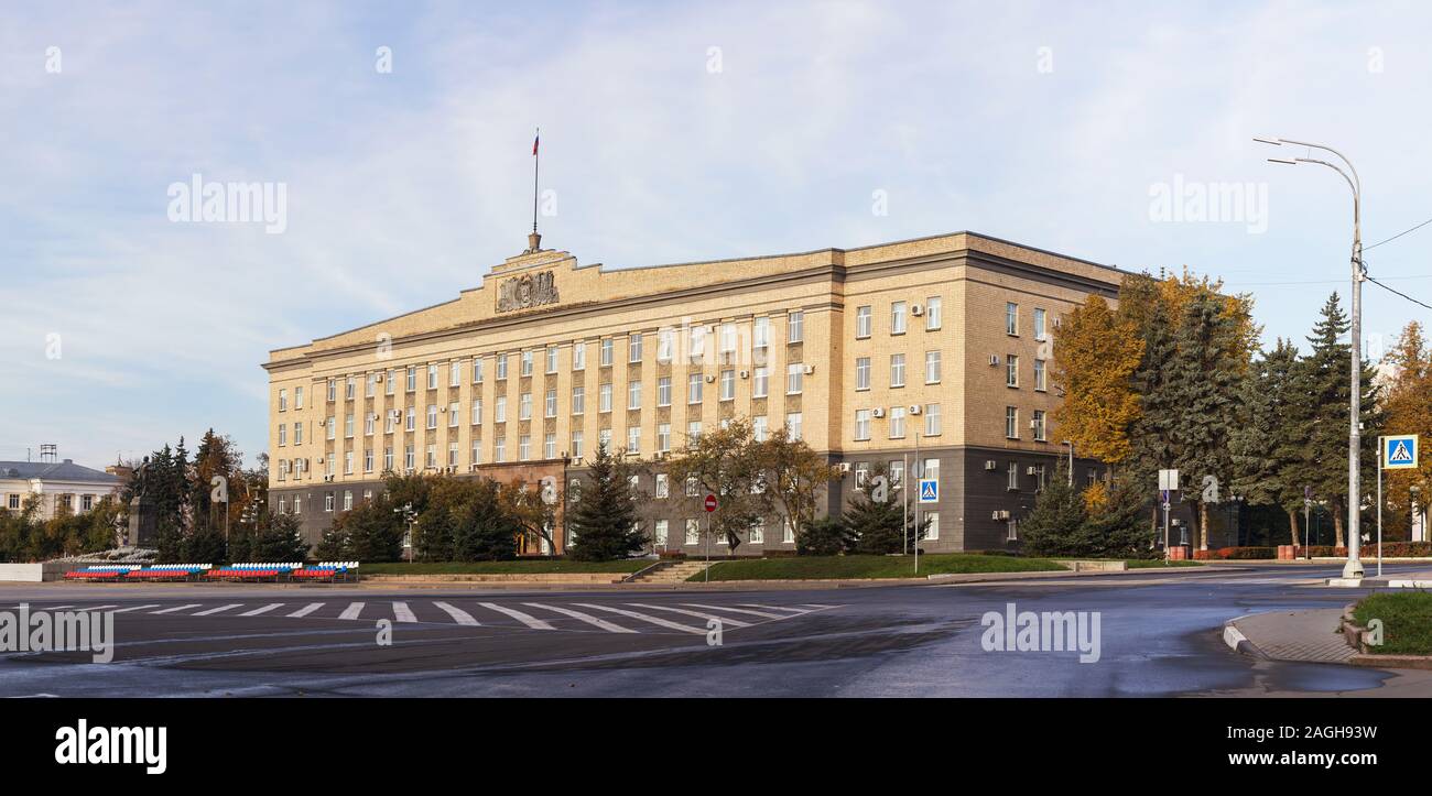 La Place Lénine et le bâtiment administratif de style soviétique de l'Oblast d'Orel, en Russie Gouvernement Banque D'Images