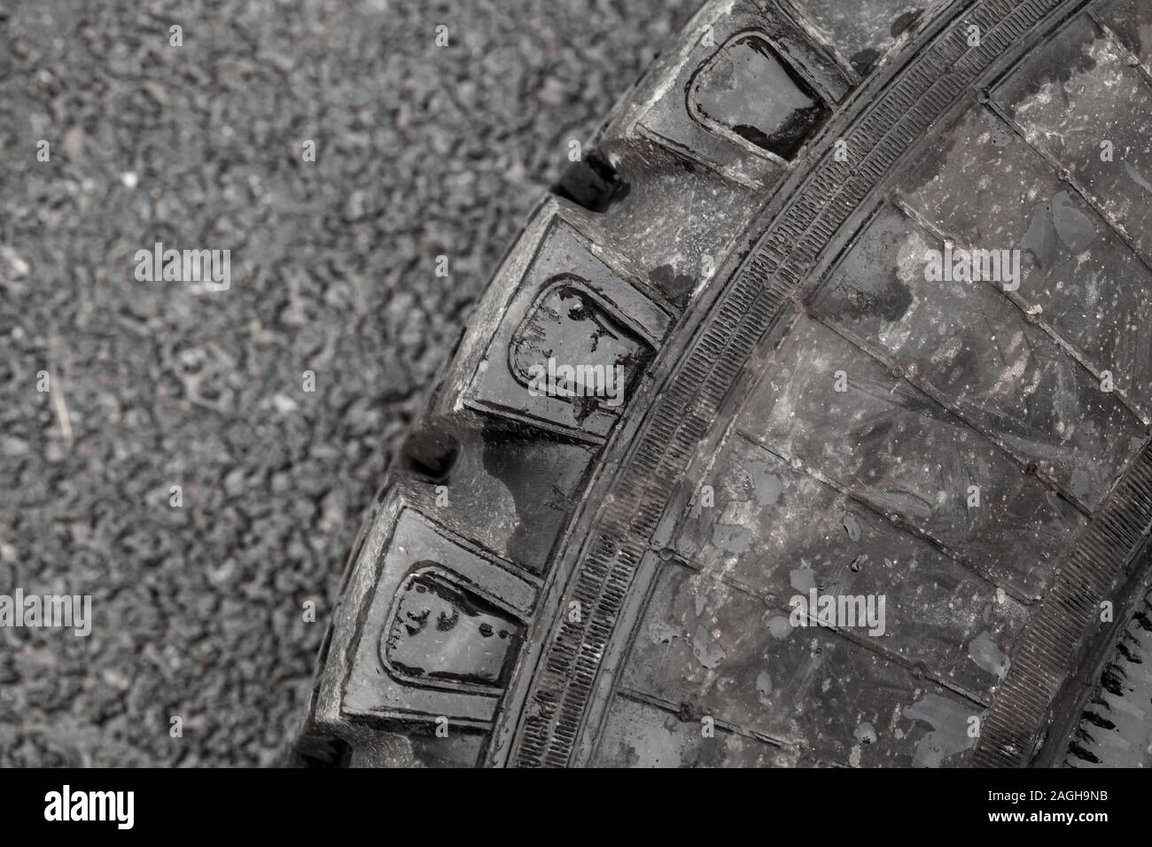 Ancien endommagé utilisé les pneus de camion se pose sur une route asphaltée, close-up top voir photo Banque D'Images