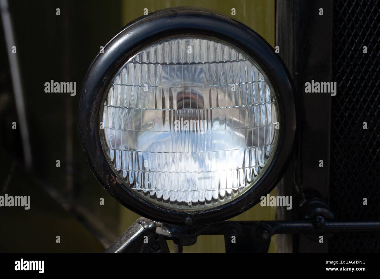 Projecteur rond d'une voiture militaire, vétéran de la SECONDE GUERRE MONDIALE véhicule période. La photo en gros Banque D'Images