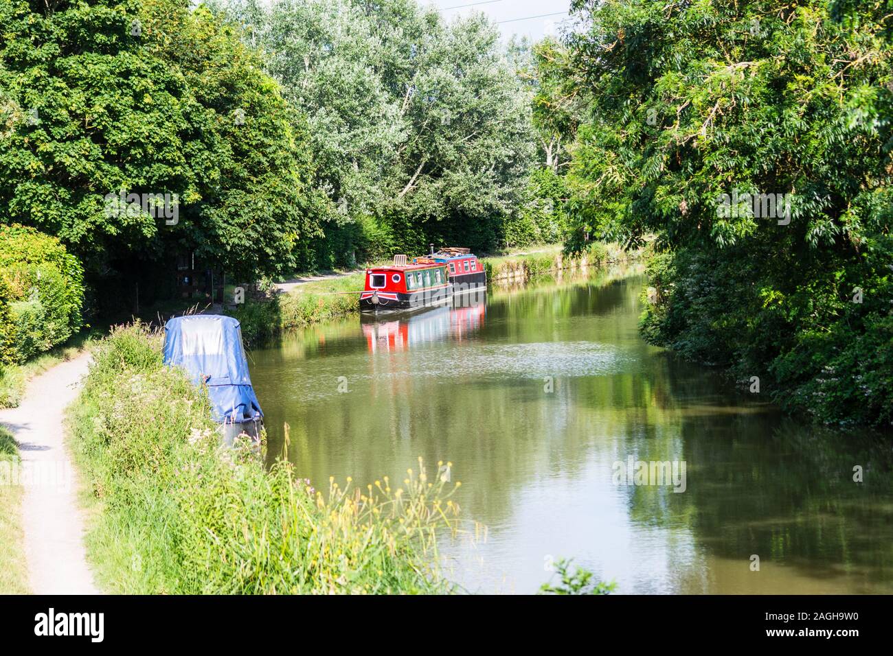 Bradford on Avon UK 13 Juillet 2019 Une vue sur le Kennet and Avon Canal d'une banque a soulevé près du pont routier Trowbridge Banque D'Images