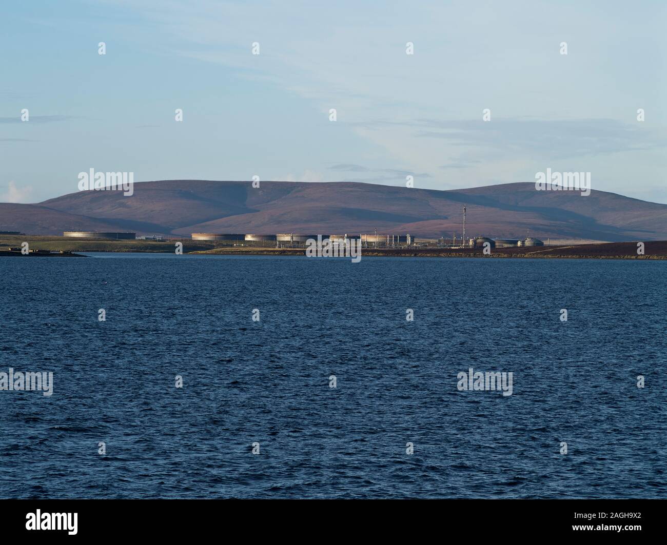 Dh Oil Terminal terminal pétrolier Oiltanks FLOTTA ORKNEY dépôt de carburant des réservoirs de stockage Banque D'Images