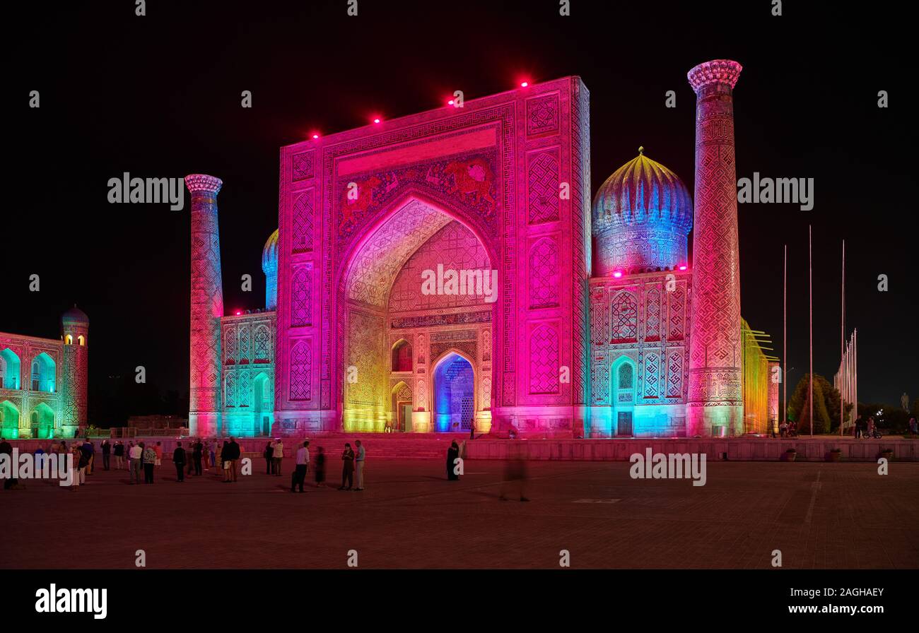 Sher-Dor-Madrasa de lumineux colorés de Samarkand Registan célèbre, l'Ouzbékistan, en Asie centrale Banque D'Images