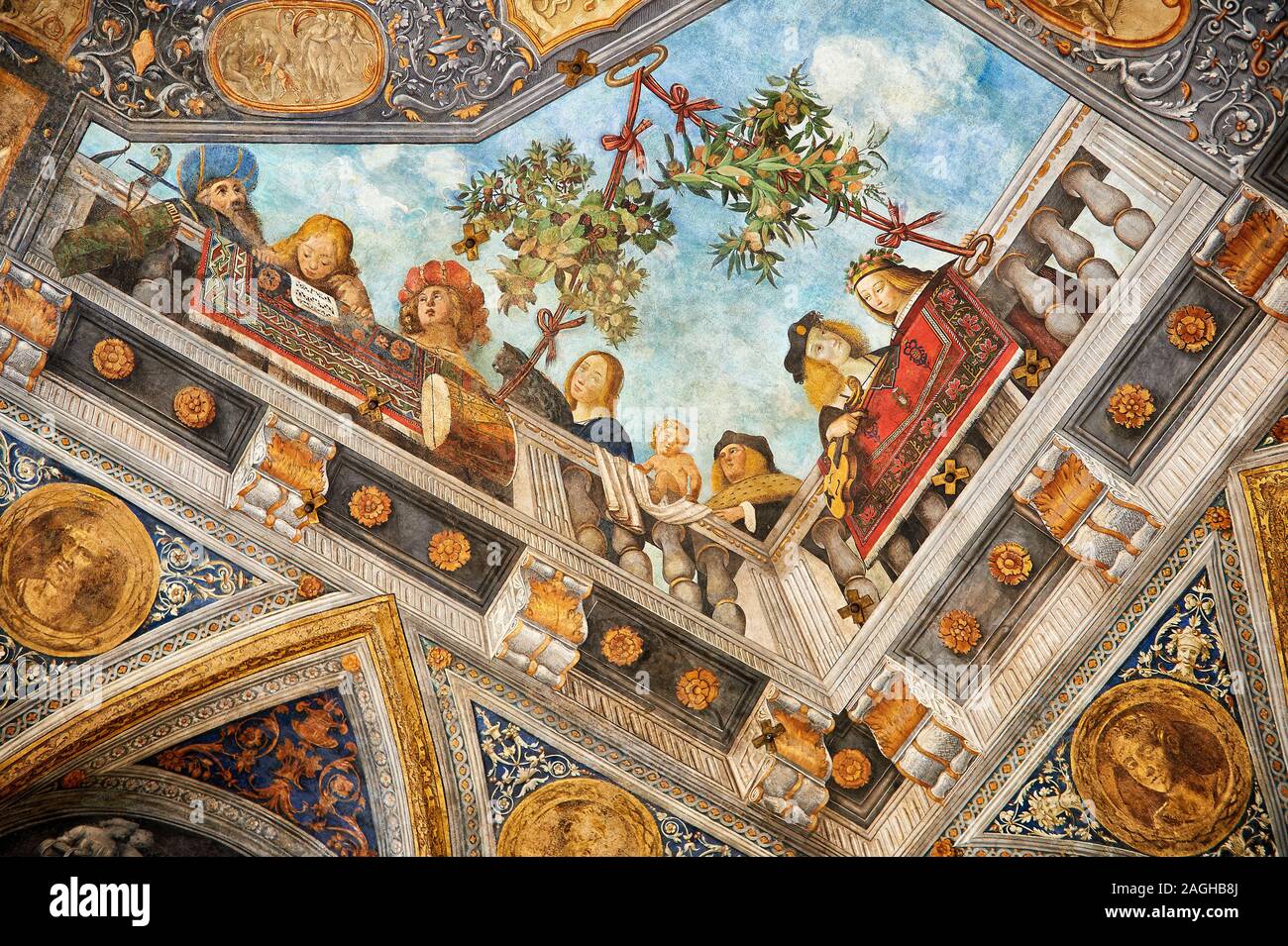 Trompe-l'œil de la renaissance des fresques au plafond,le Trésor Renaissance Hall peinture , Palazzo Costabili, Musée Archéologique National, Ferrara Banque D'Images
