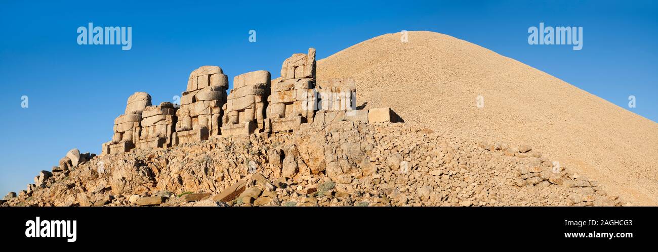 Statues sans tête assis en face de la pyramide en pierre 62 AV tombe royale du roi Antiochos Ier Theos de Commagène, terrasse est, le Mont Nemrut ou Nemrud Da Banque D'Images